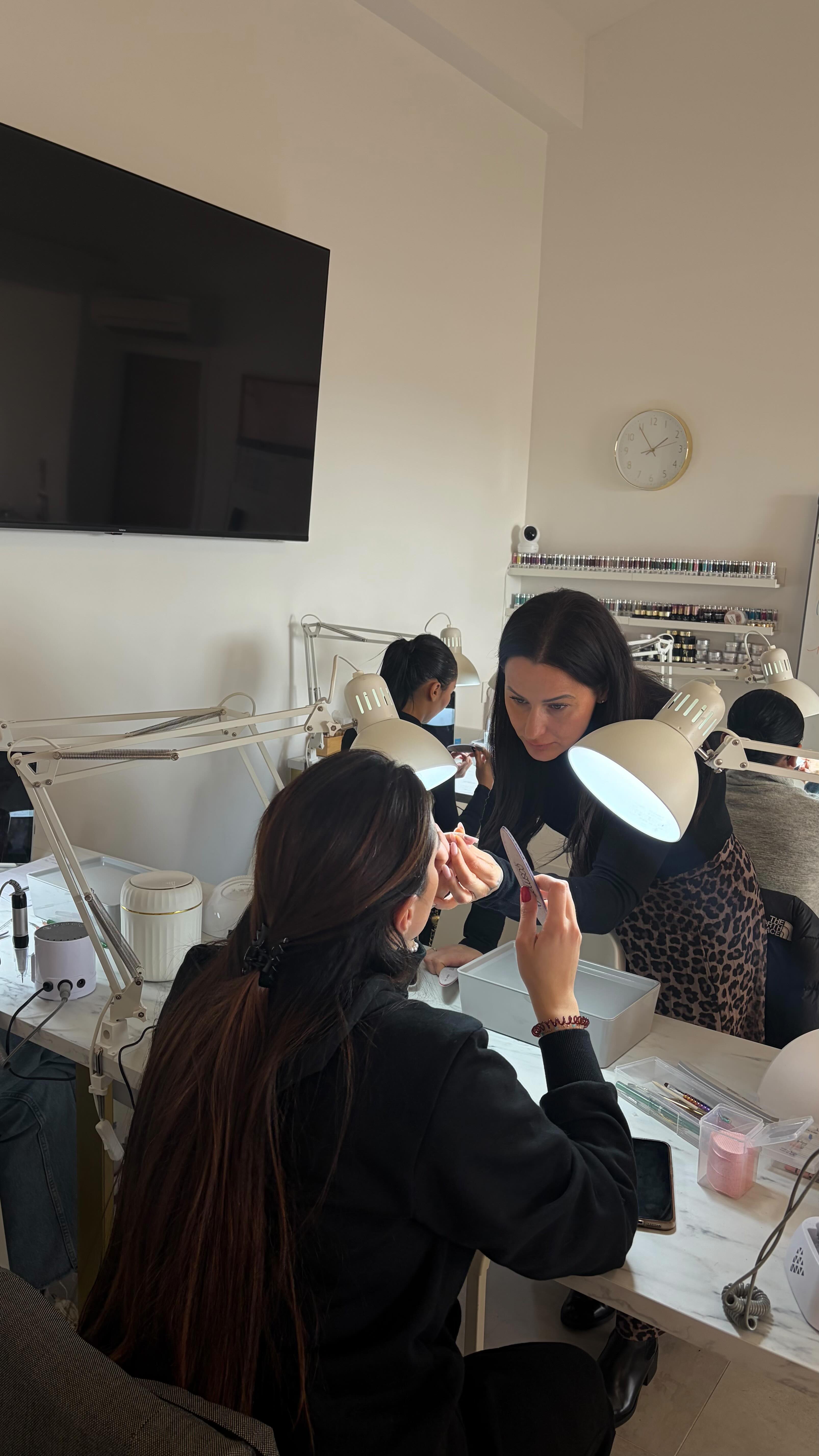 .
✨ Incroyable mais vrai ! ✨
Ces poses ont été réalisées par mes élèves débutantes après seulement 2 jours de pratique 🤍
Certaines d’entre elles n’avaient jamais touché une lime ni un pinceau avant la formation…
👉 Preuve qu’avec un bon encadrement, de la méthode et de la passion, tout est possible.
Si toi aussi tu souhaites découvrir le métier et te lancer dans ce beau projet, contacte-moi rapidement 💌
Les formations se font en petits groupes de 4 personnes maximum, afin de garantir un accompagnement de qualité.
📩 Places très limitées — réservation obligatoire
Site dans notre Bio ⬆️
#formationongles #prothesisteongulaire #formationcpf #fafcea