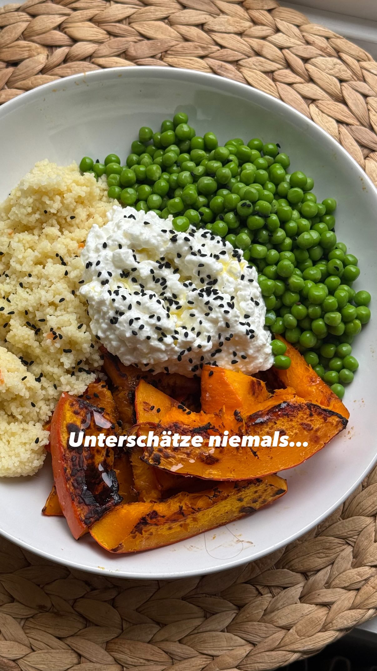 Das wird extrem unterschätzt…
Stress beeinflusst deinen Körper, dein Essverhalten, deine Fortschritte, u.v.m.
Denn Stress …
– erhöht Cortisol
– senkt die Verdauung & Nährstoffaufnahme
– mindert deine Regeneration
– schwächt das Immunsystem
– fördert Heißhunger
– hemmt Muskelaufbau
– verändert Hunger- & Sättigungsgefühl, Appetit & Hormonproduktion…
– …
Deswegen ist Ernährung im Ganzen zu betrachten & es is wichtig, zu schauen, welche weiteren Faktoren Auswirkungen auf Essverhalten, Gewicht etc. haben…
#sporternährung #ernährungsberatung #ernährungsberaterin #stressmanagement #stress