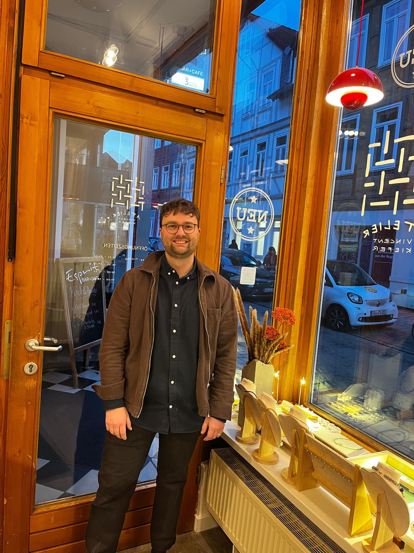 Einen guten Start in das neue Jahr wünsche ich Euch. Ich freue mich schon Euch bald eine Reihe neuer Entwürfe und Anfertigungen zu zeigen.
Umso mehr freut es mich, Eure Ideen und Entwürfe auch 2026 begleiten zu dürfen.
Kommt einfach immer gern einfach vorbei!
Ich freue mich auf Euch!
Atelier Vincent Kiefer
Lange-Geismar-Str. 19
37073 Göttingen
#göttingen #handgefertigterschmuck #ateliervincentkiefer