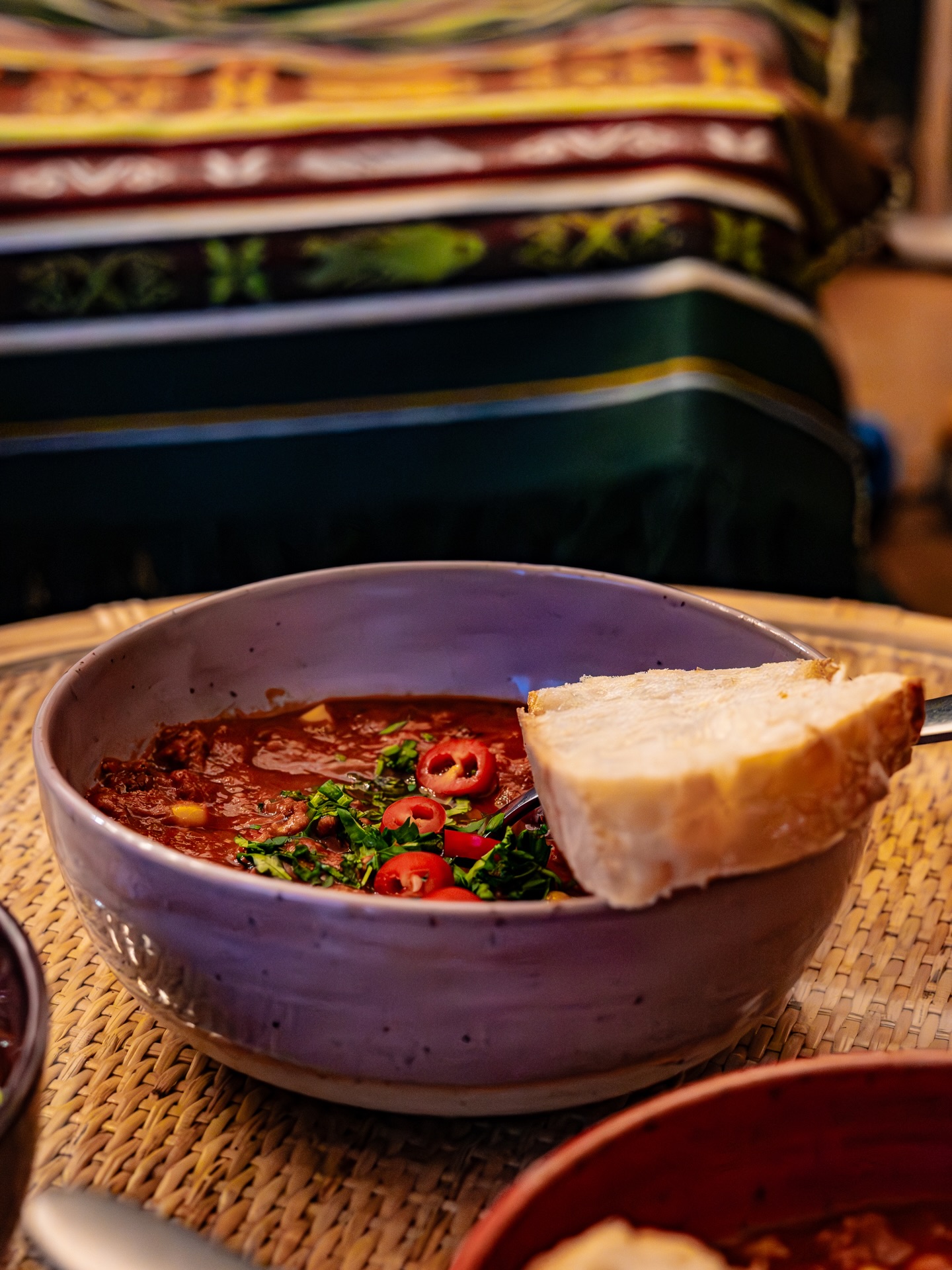 Freitag ist Chili-Tag
Unser Chili von @go_boonian gibt es jetzt jeden Freitag bei uns! Würzig, tief, sättigend. Ein Gericht, das zeigt, wie selbstverständlich pflanzenbasiertes Kochen sein kann. Dazu gibt es das passende Brot von der @brotliebe_soyen, handwerklich gebacken, ehrlich und genau richtig zum Tunken.
Veganuary ist für uns kein Trend, sondern eine Einladung. Zum Probieren, zum Teilen, zum Wiederkommen.
Jeden Freitag bei uns im Laden.
Solange der Topf reicht.
Foto @overland.bueffel 💜
#veganuary #veganuarydeutschland #veganfreitag #veganinrosenheim