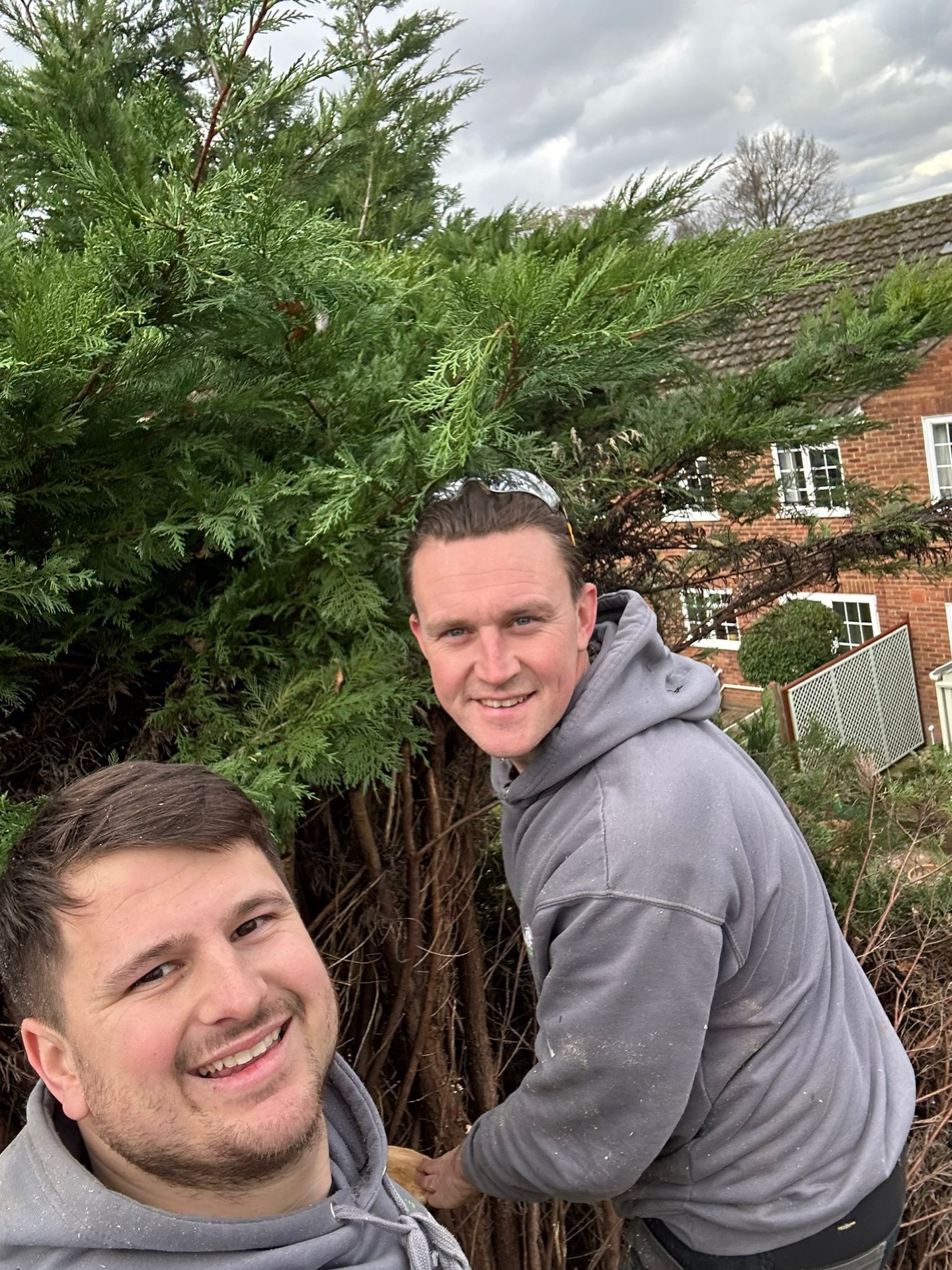 🌳 We maybe climbing high, but these are the faces behind Turners Garden Landscapes LTD!
Lewis and Ben have been servicing the local area for some time now, with awesome clients allowing us to transform your outdoor space!
Availability is booking up speedily, so if you are thinking of transforming your outdoor space. Then please do not hesitate to get in touch with us sooner rather than later 📱 ☎️ 📧