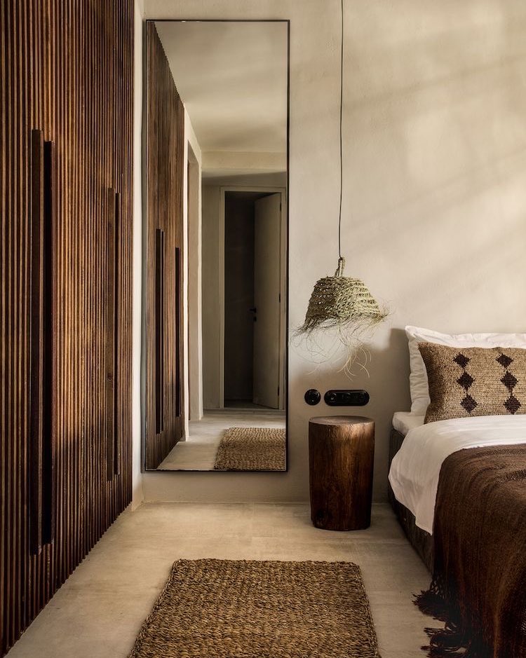 #inspiration #chambreehotel #milkmagazine Comme une envie d’aller me glisser dans cette chambre d’hôtel en Grèce en oubliant tout ce contexte!