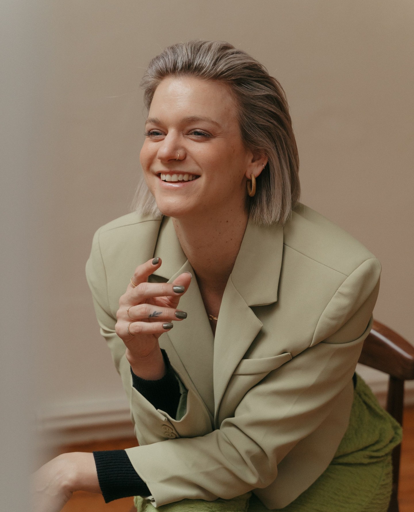 🪩 Birthday beats on repeat 🪩
Januari is bij ons geen gewone maand: De club blaast 5 kaarsjes uit. En club-founder Charline tikt de 33 aan.
Wat begon als een idee met veel goesting en nog meer chaos, groeide uit tot een club waar merken hun eigen ritme mogen vinden. Waar strategie niet losstaat van gevoel, en waar identiteit altijd de basis vormt van alles wat we bouwen.
Vijf jaar club content betekent:
💿 backstage bouwen in plaats van op de voorgrond roepen
💿 strategie vóór sparkle (maar wel mét sparkle)
💿 merken die durven kiezen voor de next level
En Charline (of Charls voor de vrienden), die staat nog altijd aan de draaitafel. Niet om harder te draaien, maar om de juiste beat te vinden. Voor zichzelf, voor de club en voor elk merk dat hier binnenstapt.
Dus vandaag vieren we dubbel!
33 jaar goesting.
5 jaar club energy.
Cheers op alles wat al gedraaid heeft
en op alles wat nog keihard gaat binnenkomen. 🍾🪩
Same club. New levels.