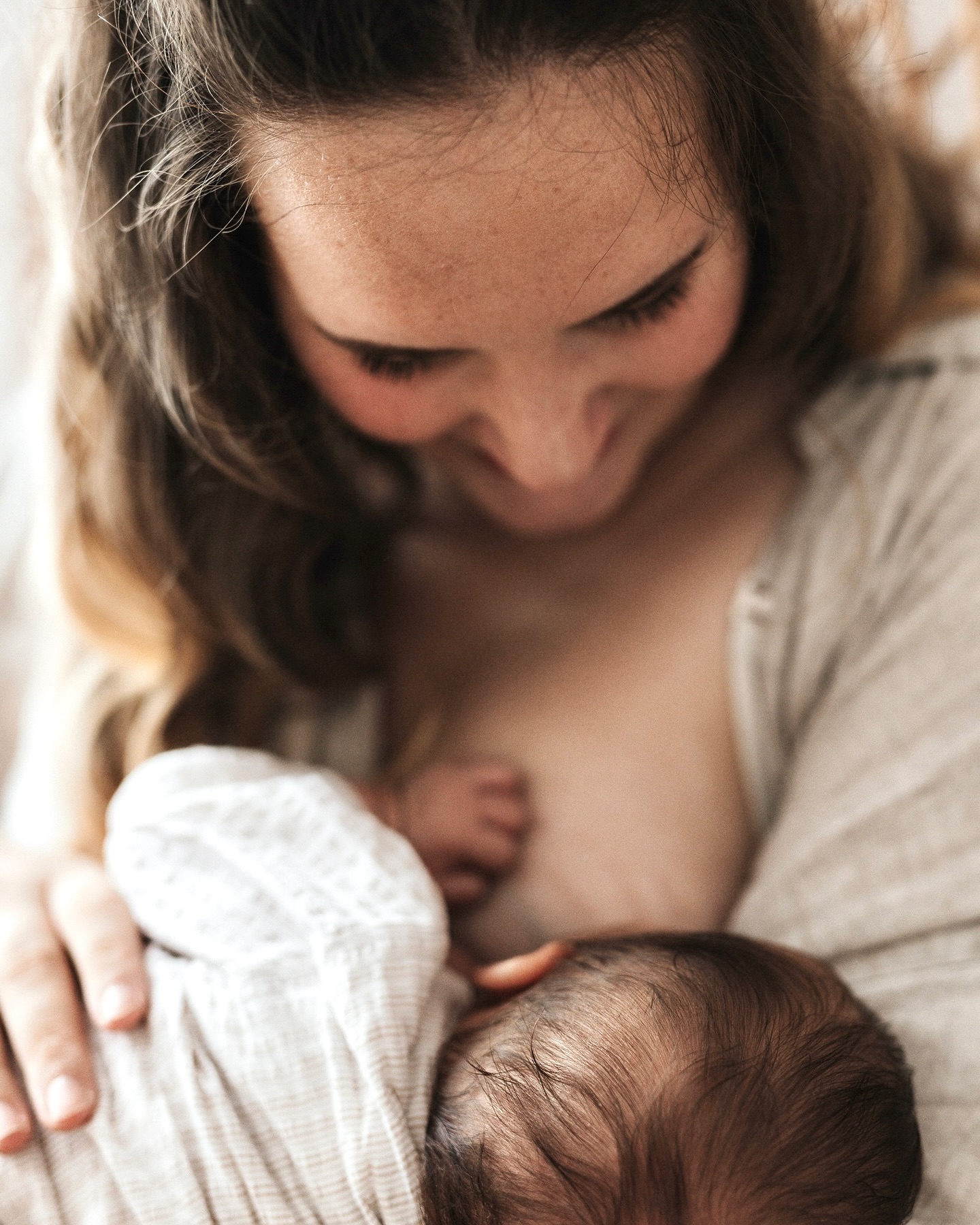 Ein Neugeborenen-Shooting ist etwas ganz Besonderes und braucht vor allem eines: Zeit und Ruhe.
Als Fotografin ist es mir sehr wichtig, dass sich dein Baby und du wohlfühlen.
Deshalb nehme ich mir die Zeit, die wir brauchen, um die Bedürfnisse deines Babys vollständig zu berücksichtigen – sei es fürs Stillen, Wickeln oder einfach eine kleine Kuschelpause. Bei mir gibt es keinen Stress und keinen Zeitdruck. Das Shooting dauert eben so lange, wie es dauert.
So entstehen die schönsten Bilder, ganz entspannt und natürlich, die die Zartheit und Unschuld dieser ersten Tage für immer festhalten…🤎
#NeugeborenenShooting #ZeitFürDeinBaby #OhneDruck #SanfteErinnerungen #Babyfotografie #FotografinRahlstedt #FotografinHamburg #Familienfotografin #Rahlstedt #Hamburg