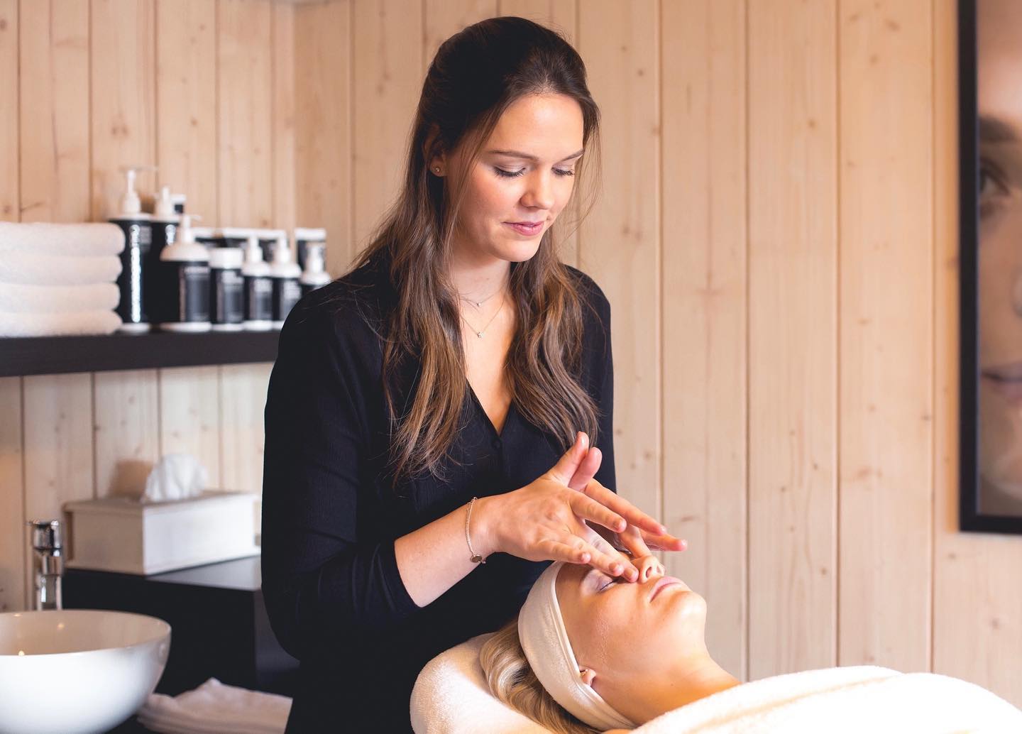 Neem voor jezelf even wat tijd en plan regelmatig een gelaatsverzorging in.
Elke behandeling wordt steeds voorafgegaan door een huidanalyse, waardoor de juiste producten gebruikt worden.
Ga met een gezonde glow en stressvrij terug naar huis. En geloof me, je geniet nog enkele dagen na van deze heerlijke ervaring!