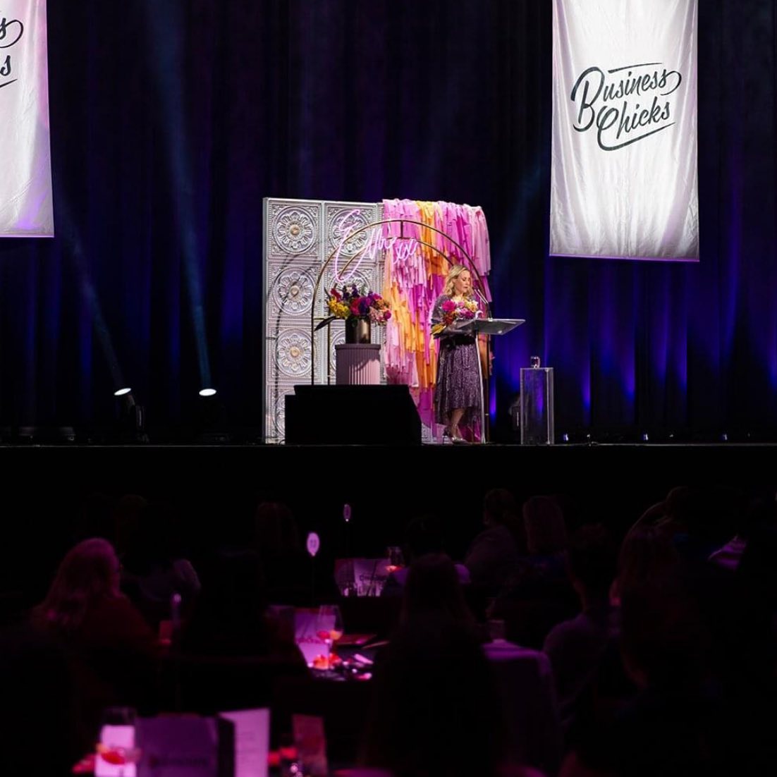Loved seeing one of our custom streamer walls up on the big stage with @emmaisaacs for the Sydney part of @businesschicks most recent event at @thestarsydney amazing to be even a small part of such an amazing event! #streamerwall #backdropwall #eventdecor #streamerwallsydney #streamerwallcentralcoast #corporateeventstyling #corporateeventdecor