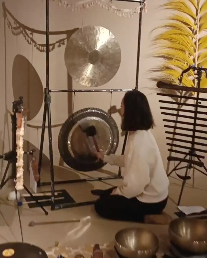 Two years ago, @goncaloroquette and I held our first Yoga & Sound Healing session together, not knowing if anyone would join or if this combination of practices would resonate.
And then you showed up. You filled the room. You told us how powerful it felt.
So we kept going. Month after month, season after season. Creating this space for rest, for healing, for coming home to yourselves.
Now it’s become something I look forward to every month, this ritual we share like a sacred pause in the chaos of life.
Grateful for these moments and everyone’s presence 🙏🏼