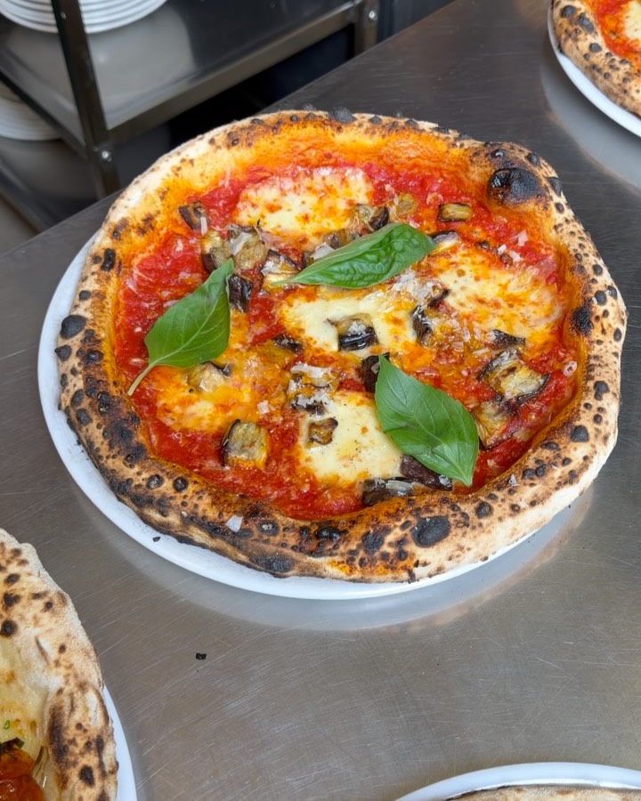 Aubergine and Parmesan is now back where it belongs: on our permanent menu 🎉🍆
No chichi, just simple and delicious.
Roasted aubergine, 24-months aged Parmesan, mozzarella from Brandenburg, tomato sauce, basil, some good olive oil.
On the menu at 13,50. Check out our new menu in the link in our bio 💋