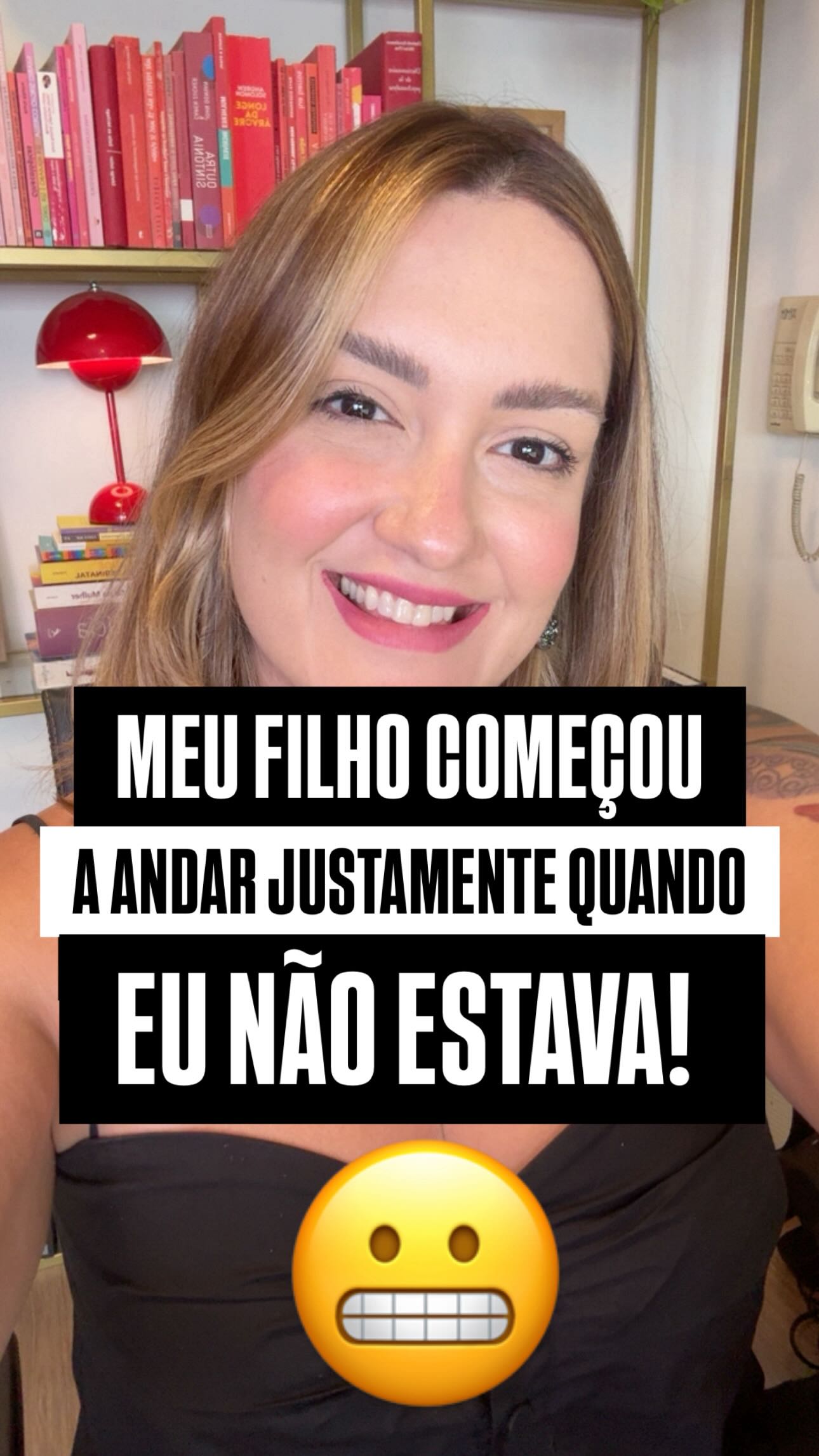 Ele começou a andar quando eu viajei.
Eu sonhava estar lá.
Eu quis estar lá.
Mas eu tava em Paris, num congresso, trabalhando, estudando, vivendo.
E a culpa veio como facada no peito, afinal, a mãe padrão ouro não perde nada, não é mesmo?
Só que ele não andou apesar de mim. Ele andou porque a vida é movimento.E porque amor não depende de presença em tempo integral.
Eu não voltei menor por ter ido. Eu voltei maior.
E ele também. E eu devo minha carreira exatamente a essa coragem de enfrentar meus desejos apesar da maternidade.
Mães não deveriam pagar com culpa o preço de existir.
Envia esse vídeo pra uma mãe que precisa ouvir isso!
#maternidade #maternidade #saudementalmaterna
