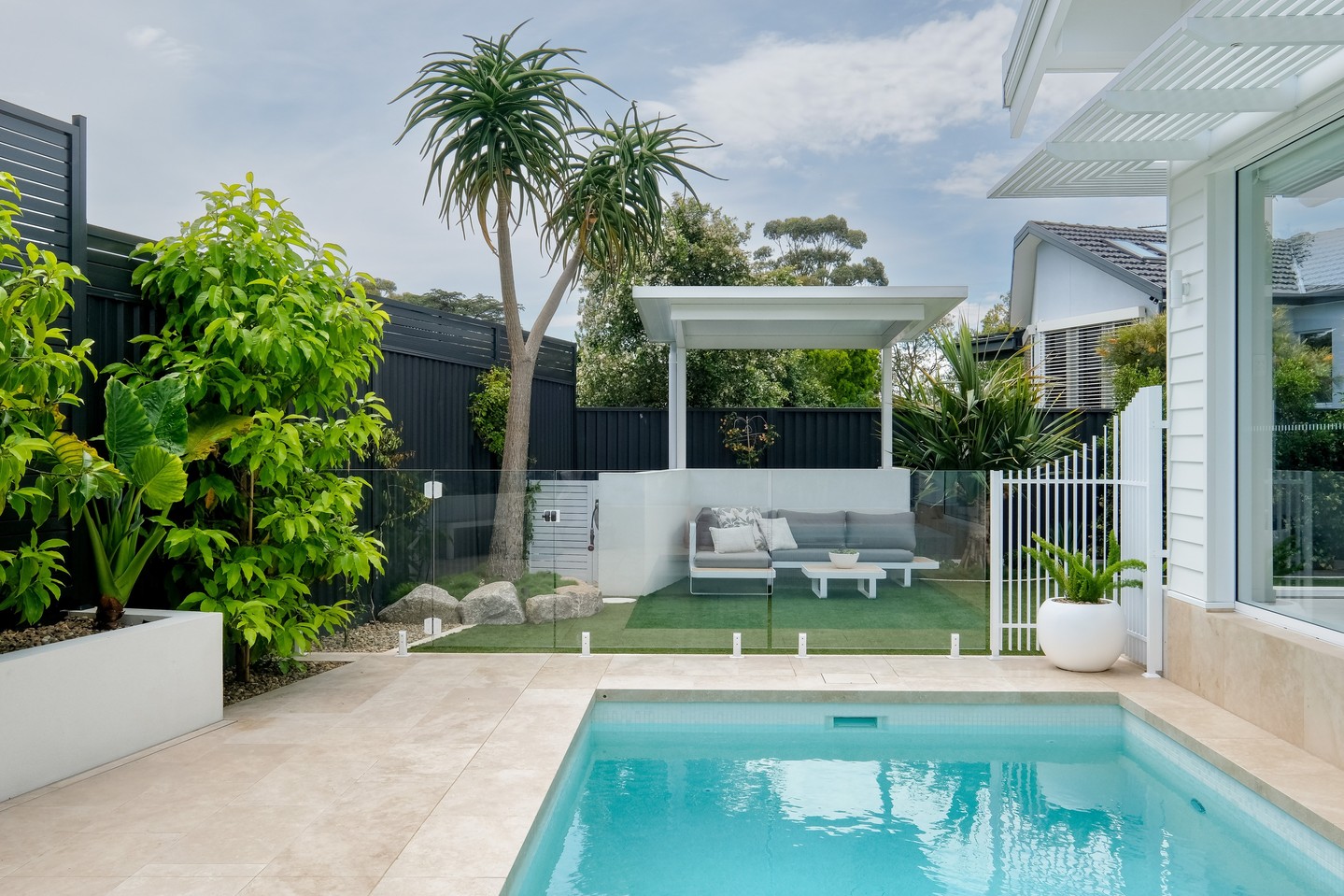 This neat little Luxe Cantilever creates the perfect comfy lounge area to hang out and watch the kids in the pool.
We love the way Corey Fox Landscaping designed a concrete wrap-around blade wall to enclose the lounge, making it feel cosier while also providing somewhere to hide the pool equipment. Now that's a double win!
🦊 @coreyfoxlandscaping
☀️ @luxecantilever by @lifeoutdoors