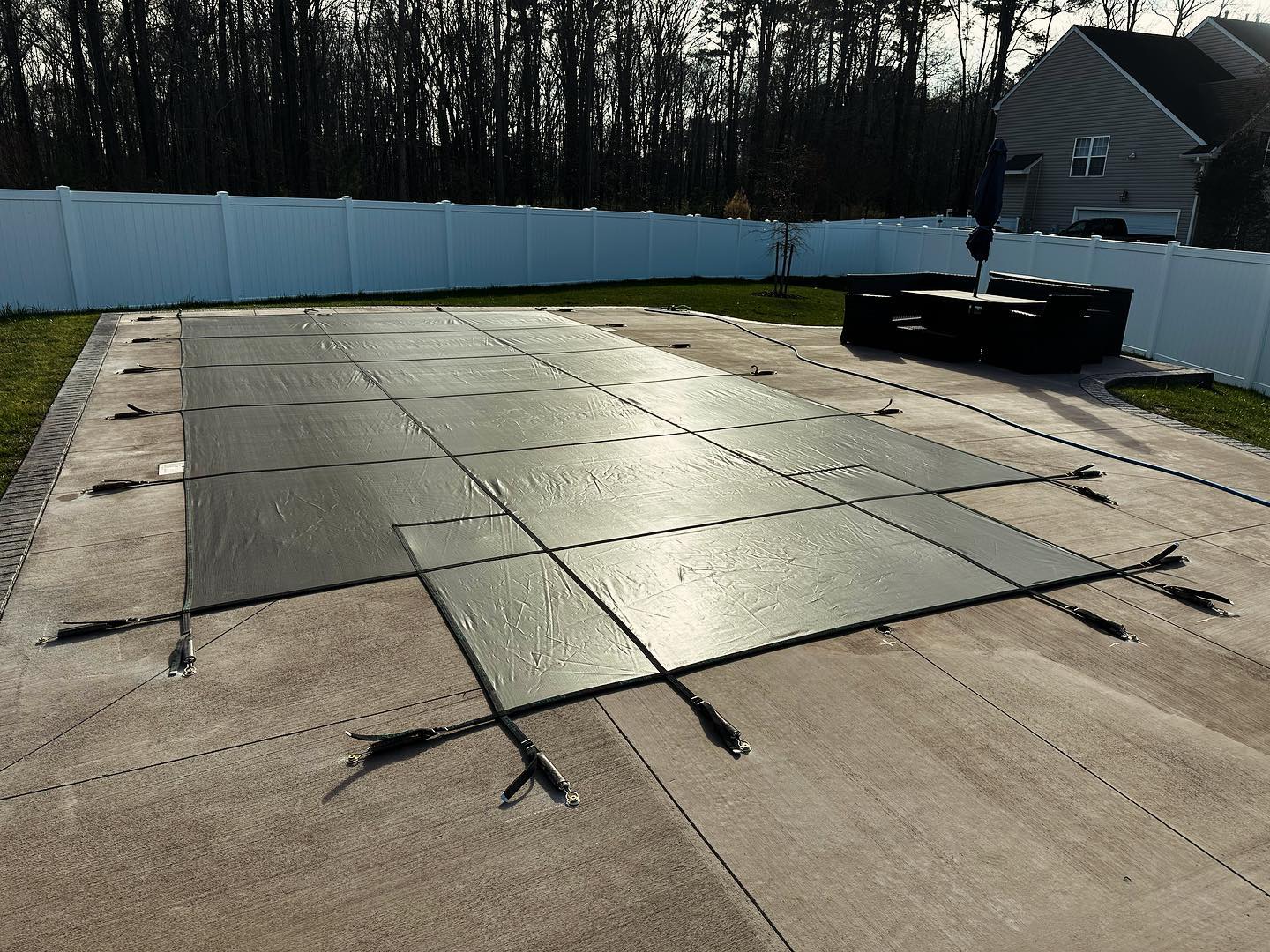 Just wrapped 🎁 up this @merlinindinc safety cover install just in time for Santa 🎅🏻 to have a landing 🛬 strip!
#pool #safetycover #jandy #hayward #poolguy #DecemberToRemeber #Christmas