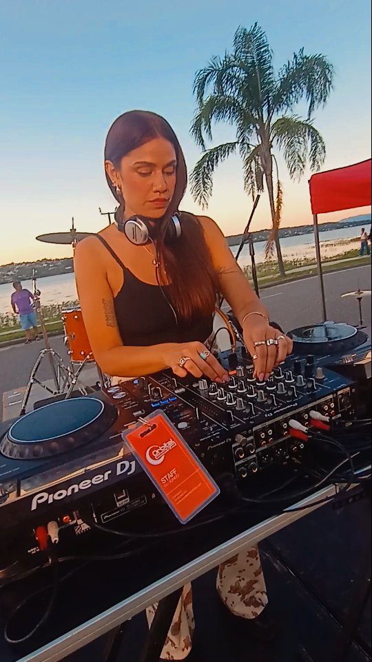 Aphikal (Yami Diaz) x Orbital 🎧✨
¡El verano se siente en la pista! 🛹🔥
Así vivimos la presentación de Aphikal (Yami Diaz) en la costanera de Carlos Paz. Musicalizando el skatepark y representando la esencia de nuestra academia junto a la Casa de la Juventud.
¡Gracias a todos los que se sumaron a este sunset lleno de beats y buena energía! 🌅🙌
@yamiladiaz____
#sunset #orbital #carlospaz #JuventudVCP