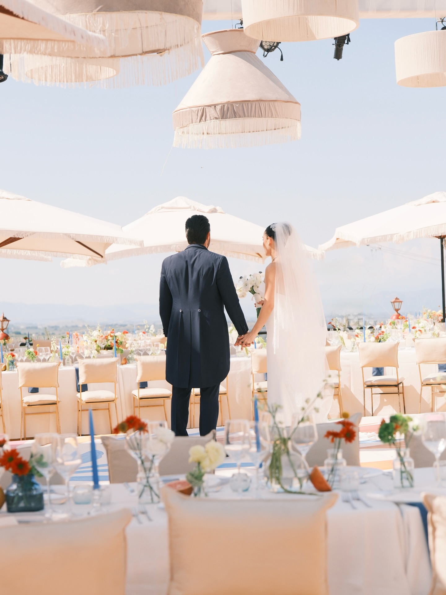 El first look de los novios con su boda es un momento único donde los sueños, ideas y meses de trabajo se transforman en colores, texturas y detalles tangibles✨🤍
@odettecorona & @checheav
Fotos: @imagedesignersmx