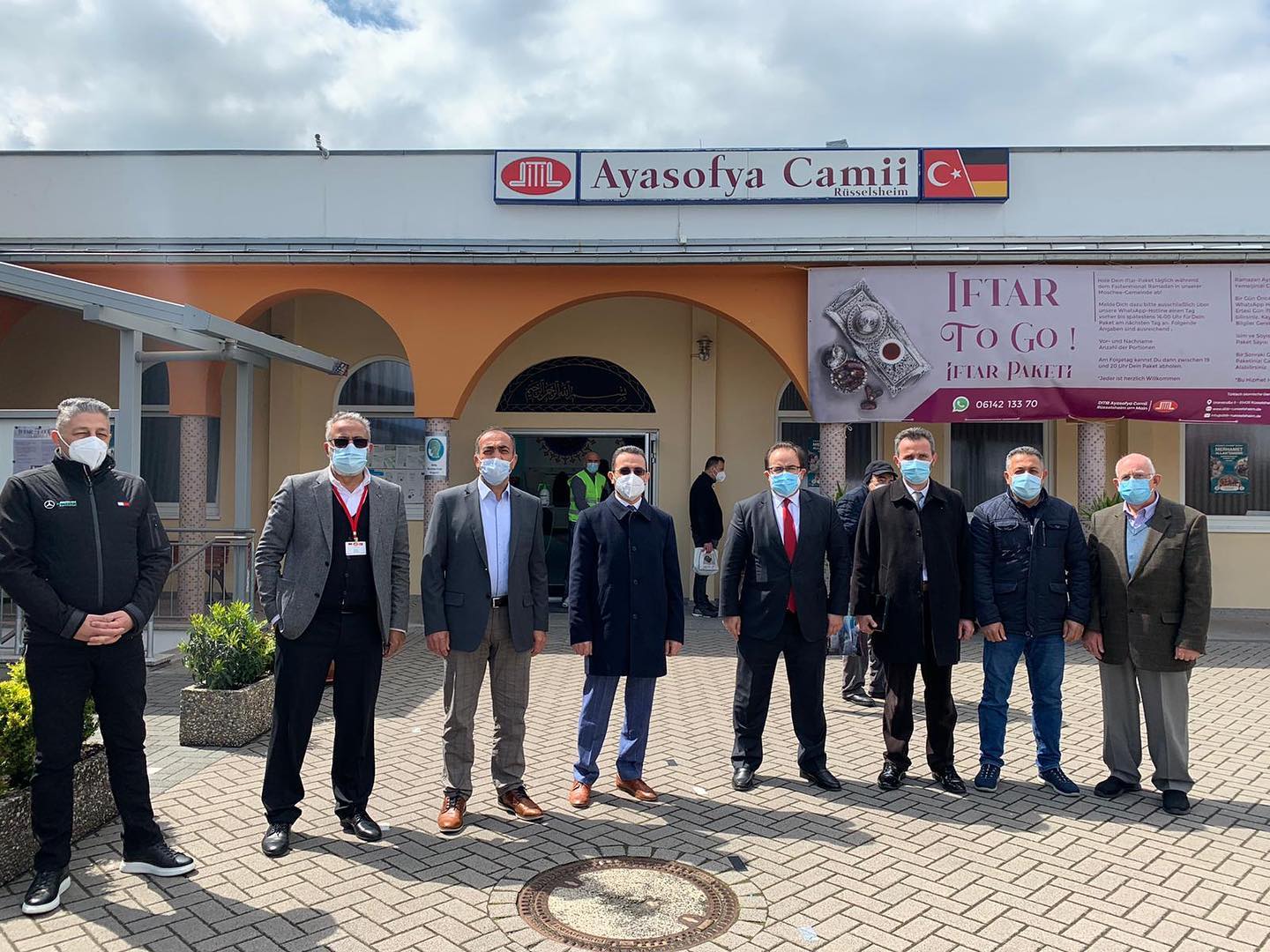 Heute besuchten uns der Generalkonsul des türkischen Generalkonsulats in Frankfurt Herr Erdem Tunçer sowie der Vorsitzender des religiösen Beirates in Hessen Herr Sıddık Yıldırım.
Wir bedanken uns im Namen unserer Gemeinde für den Besuch und den regen Austausch.
#ditib
#ayasofya
#camii
#rüsselsheim
#main
#rüsselsheimammain
#hessen
#moschee
#islam
#muslim
#müslüman
#cuma
#freitag
#juma
#hayirlicumalar
#hayırlıcumalar
#cumamesaji
#cumamesajı
#holyfriday