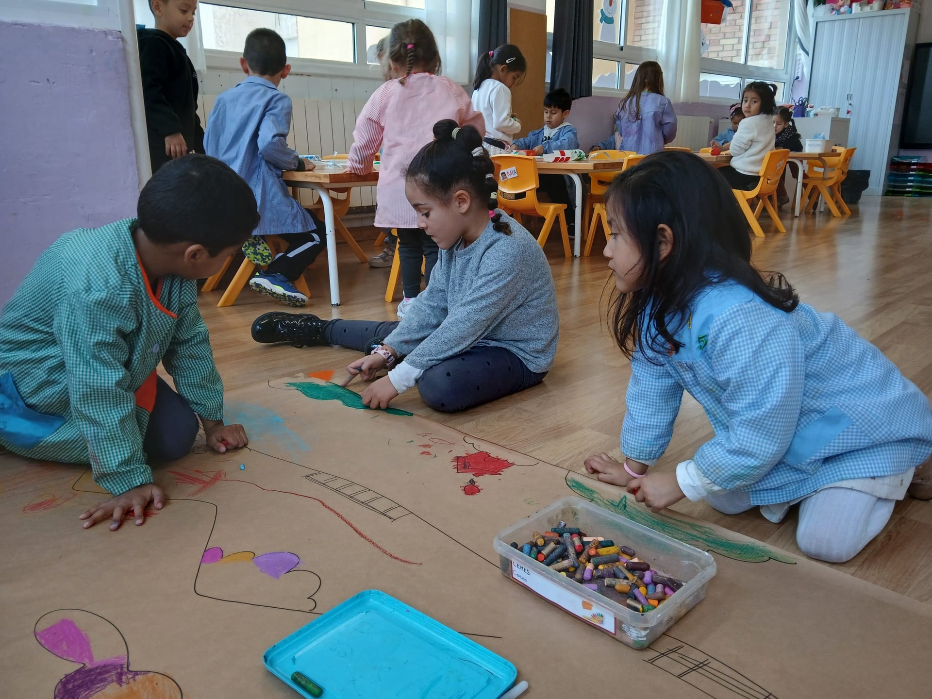 L'ambient artístic d'Infantil ja està en marxa i a ple rendiment!
💚💚💚
#EsperitPiaget
#PassioPerlEscola
#SomEscola