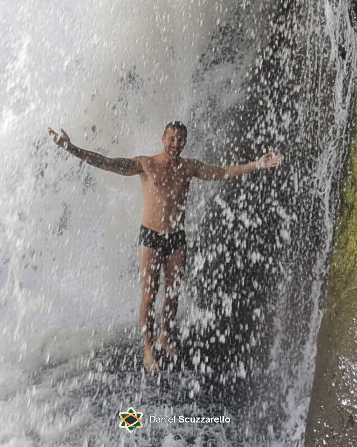 Tenho um atrativo para lugares altos e cachoeiras, para mim são lugares de cura, conexão e presença. Seja o absorver a imensidão de um horizonte, seja sentir a água gelada lavar minha alma.
No dia a dia, a gente tenta sustentar tudo no esforço — rotina, decisões, relações — mesmo quando já está pesado demais. A gente endurece achando que isso é força.
Conexão com os elementos é sobre perceber nosso lugar, pequeno frente ao todo, mas todo frente a nós mesmos.
Esse tipo de percepção costuma aparecer quando a gente cria espaço para sair do automático.