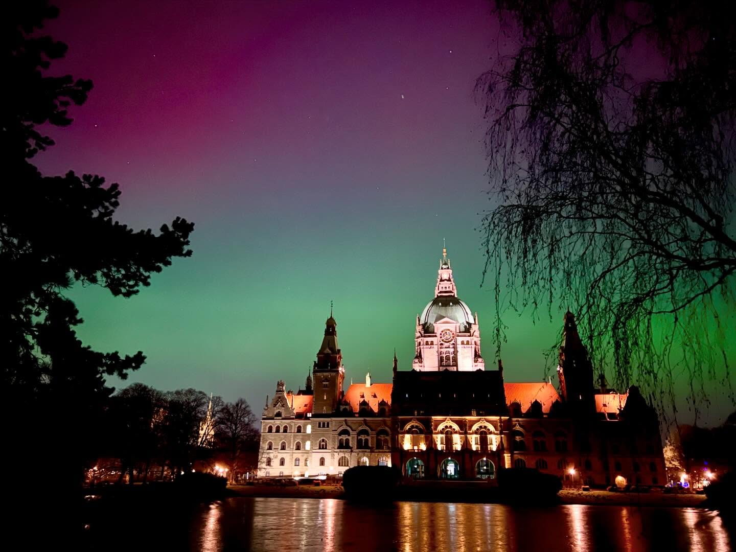 💫 HANNOVER LEUCHTET 💫 #Polarlichter #hannover #ichtraumeinenaugennicht #lichtspektakel #naturwunder #ilovehannover #wunderschön #nordlichter #nachtswennallesschläft