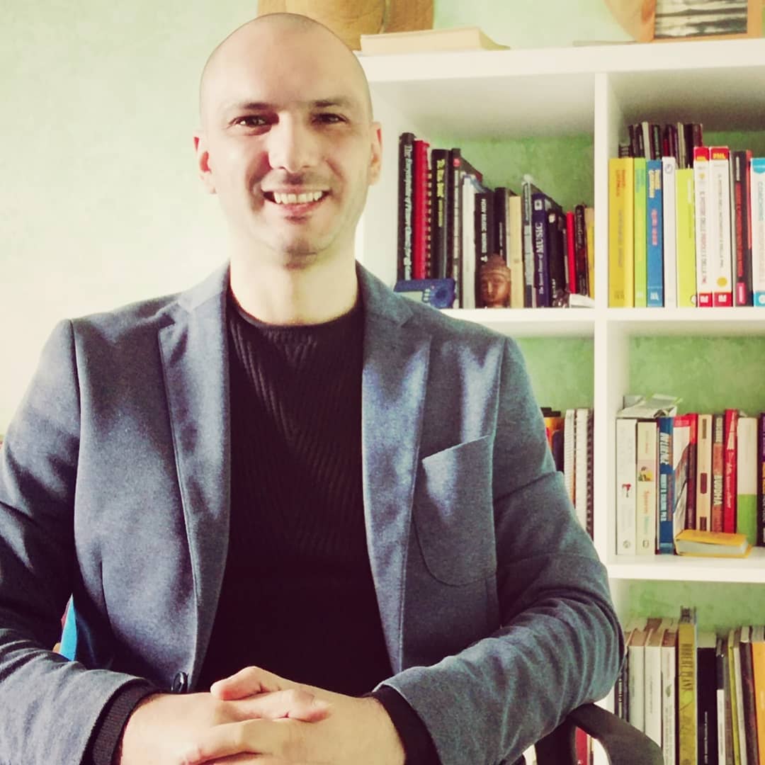 Dalla paura al coraggio☀️
.
In questi giorni può capitare di sentirsi in preda alla confusione, paura e preoccupazione, tutto questo ci toglie energie e ci fa sentire impotenti di fronte alla vita.
Ma proprio in questo momento è necessario ricordarci di cosa davvero è importante per noi. Ritorniamo padroni della nostra esistenza, disinseriamo il pilota automatico innescato dalla paura e assumiamo in modo consapevole il controllo della nostra vita.
E' importante considerare che la paura porta l'inazione e, a causa dell'inazione, rinunciamo al nostro destino.
A causa dell'inazione, il nostro stato di salute e benessere ne risente perchè si abbassa la nostra vitalità.
Ricordate che dentro di voi, così come esiste la paura, esiste anche il coraggio di riprendere in mano la vostra vita. Tutti abbiamo questa risorsa molto importante. E' una risposta primordiale interiore del nostro sistema, quanto la paura stessa. Permettetevi di sentire, riconoscere e ascoltare il coraggio che c'è dentro di voi.
.
.
.
.
.
#cominciamoalmeglio #crescitapersonale #obiettivi #felicità #parole #paura #coraggio #amore #autostima #traningCagliari #poterepersonale #coachingsardegna #coachingcagliari #cagliari #casteddu #instacagliari #sardegna #instasardegna #consapevolezza #convinzioni