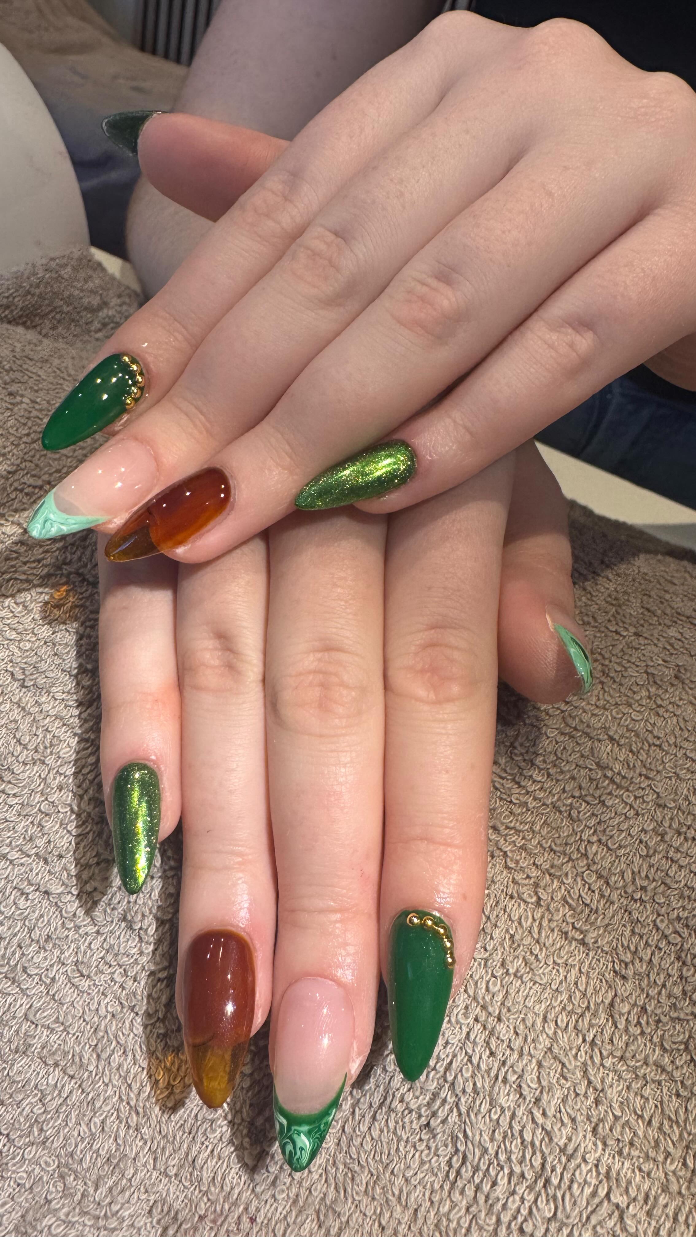 Mood du jour : VERT
Vert flashy, vert d’eau, marbre, cristal & chrome…
Un combo qui capte toute la lumière ✨
#NailAddict #NailGoals #GelXNails #NailDesign