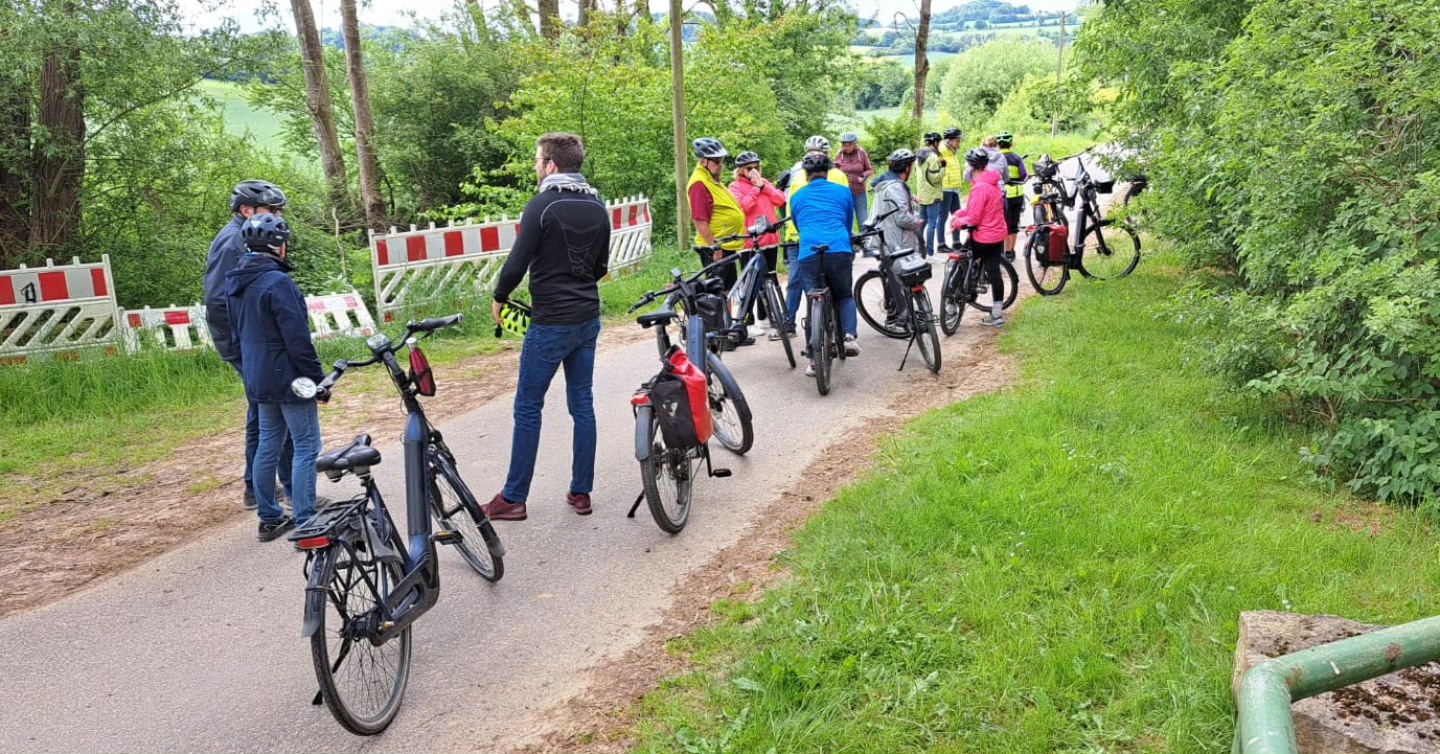 Am Sonntag den 13.Juli bietet der Heimat und Verkehrsverein Bösingfeld wieder eine geführte Radtour an. Treffpunkt Wanderlinde/Kreisel um 13 Uhr. Es geht über Reine, Reinerbeck/Heerstrasse nach Aerzen. Auf dem Bahnradweg nach Griesem, Sonneborn, Windmühlenstumpf, Alverdissen, Fassenberg in Richtung Bösingfeld. Eventuelle Einkehr geplant.