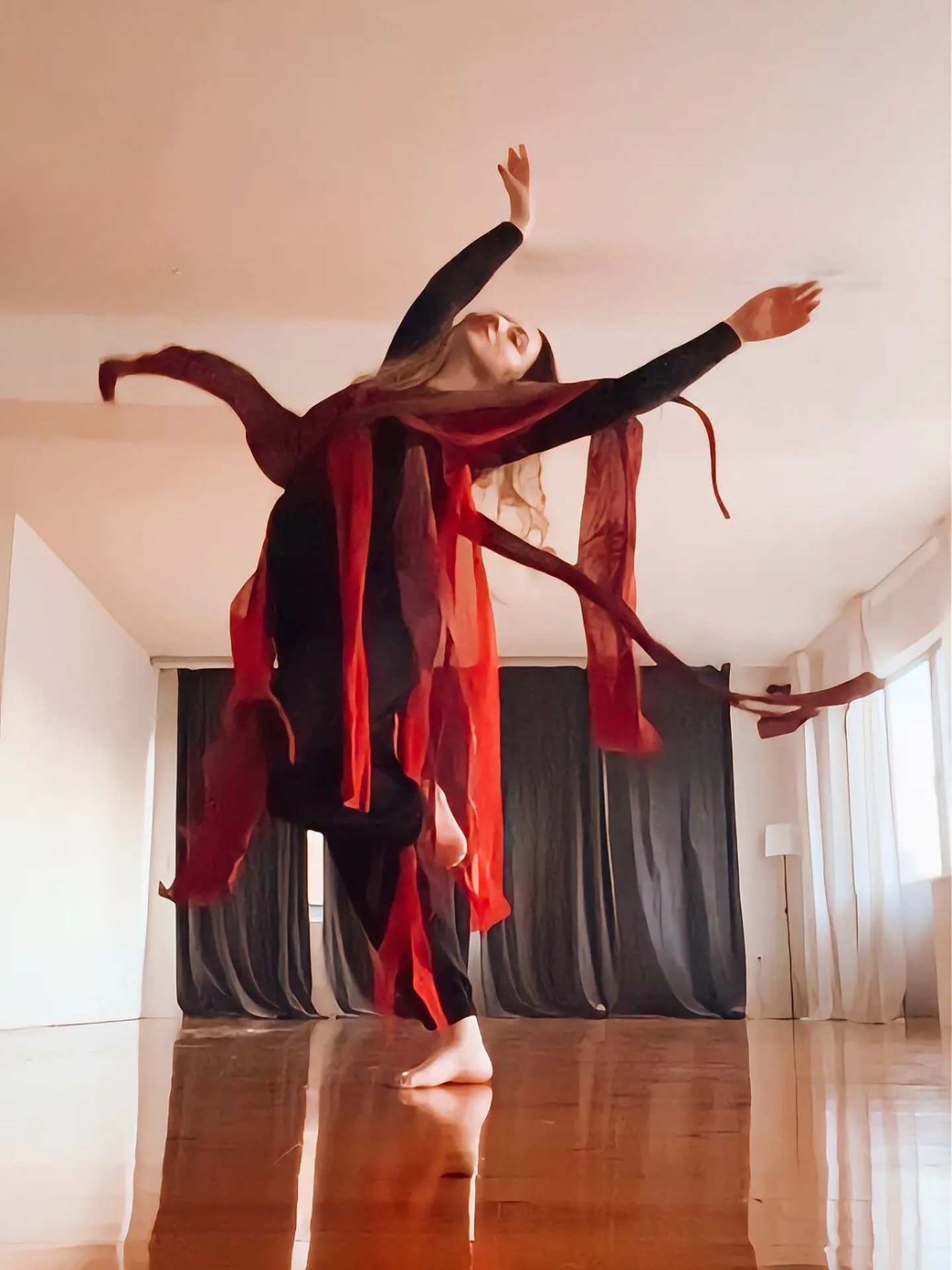 Suspended in release.
A stillness shaped by Bacchic force.
#chorosophy #ancientgreekdance #danceclasses #classicalgreekdance #χορός