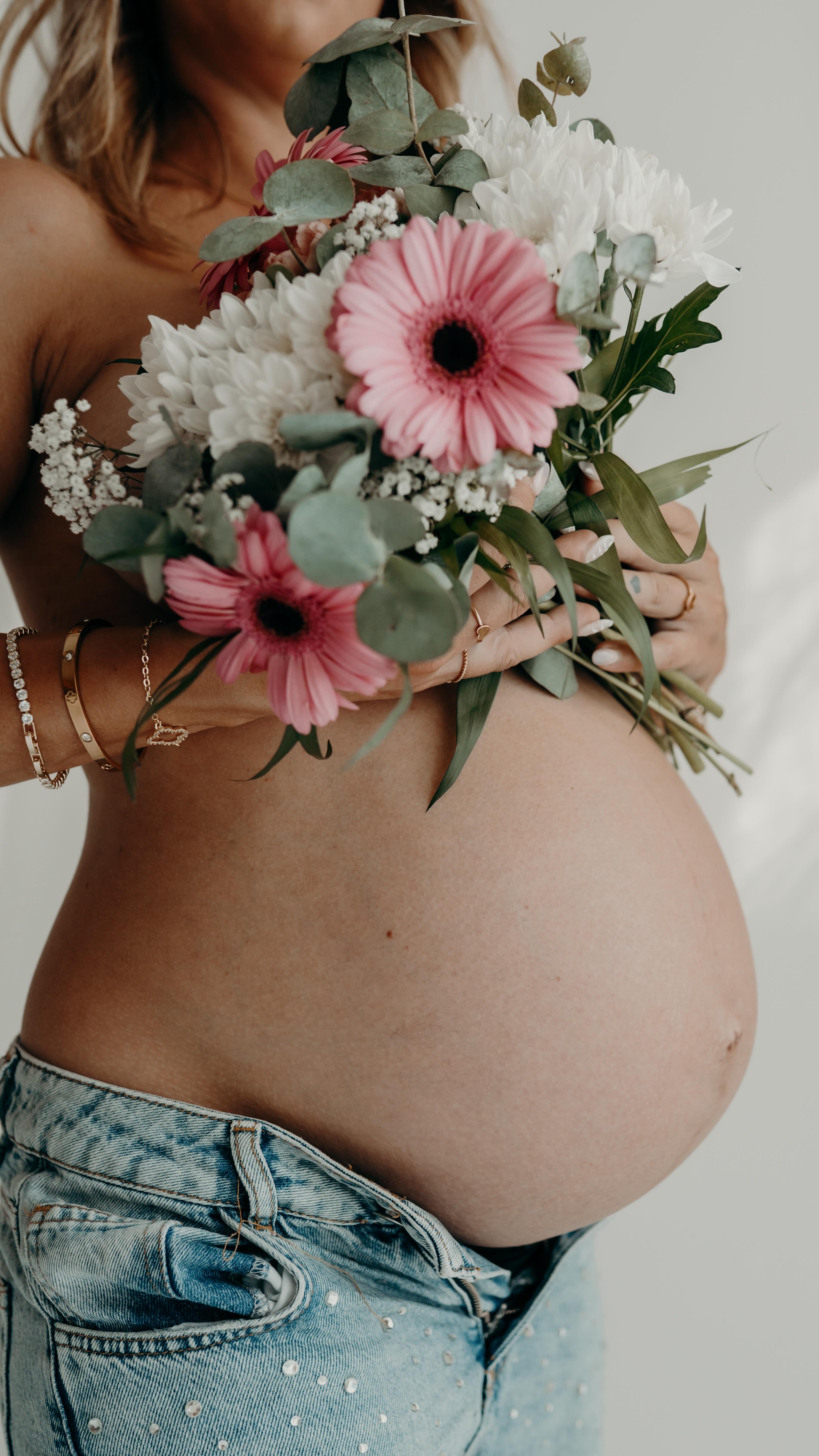 A moment where love is still growing.
Du wirst dich erinnern wollen.
An dieses Gefühl.
An diese Verbindung.
An dich im Werden.
Folge mir für deine Erinnerungen @soulmom.era
SEO | schwanger, Babybauch Shooting, Liebe im Bauch, maternity, Kreis Birkenfeld,