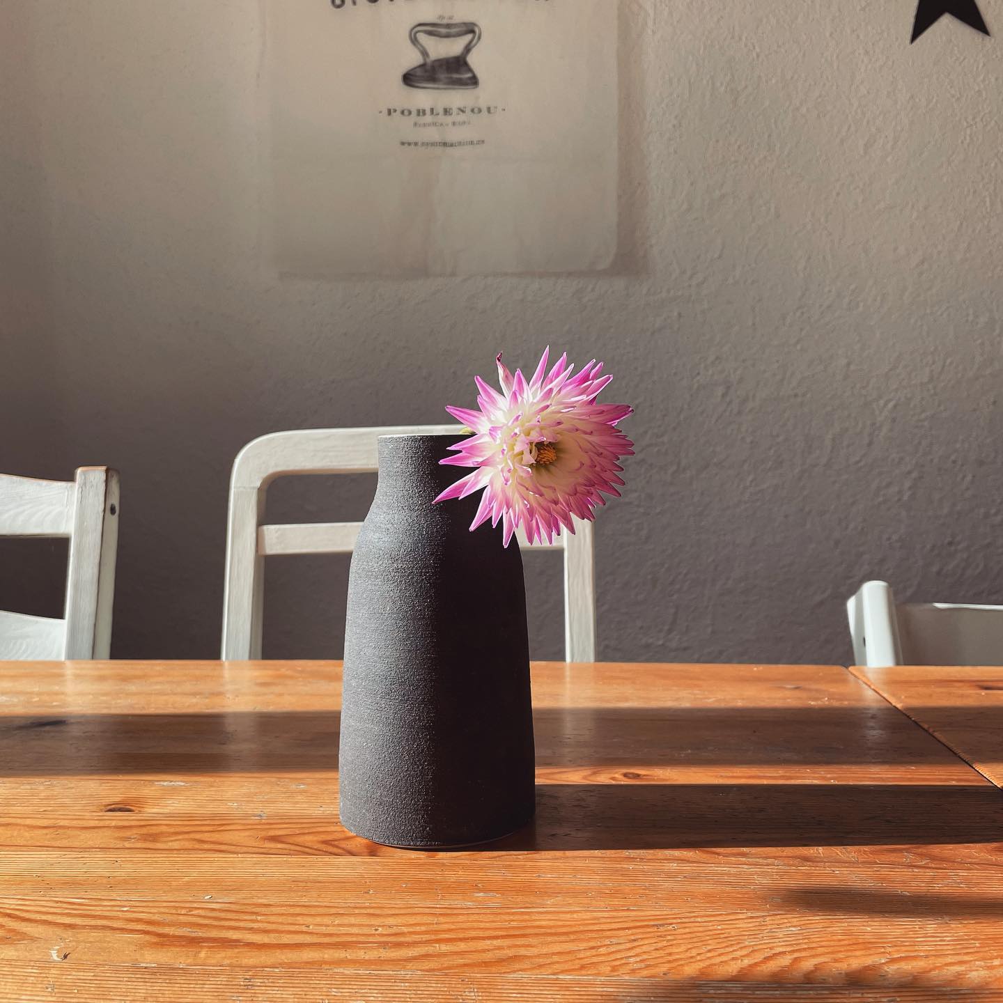 | Wenn geliebte Menschen sterben
Menschen werden geboren und Menschen sterben. Bei Geburten ist man vor Freude und Glück überwältigt (wenn alles gut geht), beim zweiten schmerzt das Herz bis ins Unendliche. Und das ist ok so. Das gehört zum Menschsein dazu. Und: Kinder kommen damit klar.
Mit was Kinder nicht klarkommen, sind überspielte Gefühle. Denn da spüren sie, dass etwas nicht echt ist, dass etwas nicht stimmt.
Im Frühjahr starb die geliebte Grossmutter von meiner Freundin. Sie war mit ihren beiden Kindern (vier und sieben) gerade im Heim auf Besuch, als es dem Ende zuging. Die Grossmutter lag ganz ruhig da, als ob sie schliefe. Meine Freundin wollte sich mit den Kindern verabschieden und gehen, doch der Kleine weigerte sich, wollte unbedingt bleiben. Also blieben sie, bis die Grossmutter für immer eingeschlafen war.
Meine Freundin fragte sich, wie ihre Kinder wohl mit diesem Erlebnis umgehen würden. Aber dann stellte sie fest, wie natürlich es für sie war. Sie weinten gemeinsam, sie tauschten schöne Erinnerungen aus, sie trösteten sich gegenseitig. Sie liessen Gefühle zu.
Mit Gefühlen umgehen zu können, muss gelernt werden. Das kommt nicht einfach von selbst, genau so wenig, wie ein Kind ohne vorgelebte Sprache nicht sprechen lernen wird. Und gerade bei Gefühlen wie Trauer, hapert es bei uns Erwachsenen oft. Wir denken, wir müssen Stärke vorleben. Wir denken, wir müssen darüber erhaben sein.
Aber die wahre Stärke liegt darin, auch Schwäche zulassen und zeigen zu können. Damit unsere Kinder lernen: Ich darf schwach sein. Ich darf traurig sein. Es ist ok.
.
.
.
#gefühlserziehung #gefühlsarbeit #individualpsychologie #kinder #vorbild #vorbilder #elternschaft #parenting #emotionen #emotions #lebenmitkindern #mom #momlife #maman #mamansuisse #wachsen #mami #mentalhealth #selfcare #parenthood #erziehungskunst #elterntipps #trauernmitkindern