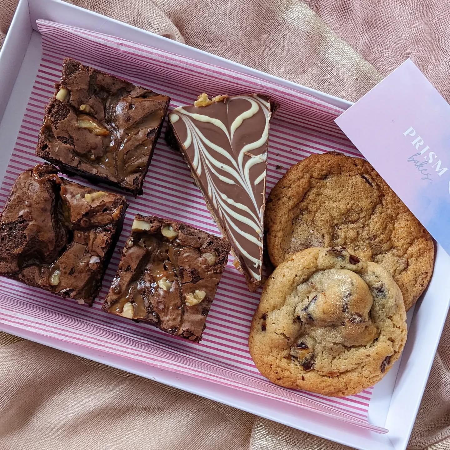 Ramadan Kareem & Happy Wednesday! Hope your day is as sweet as this treat box ๐ Custom treat boxes gone out last week, a bunch of them (!) for a lovely regular customer โบ๏ธ Includes โก๏ธ Dark Chocolate x Dulce De Leche x Walnut Brownies, Chocolate Cornflake Marshmallow Slices, Date & Ginger Cookies, Double Chocolate & Sea Salt Cookies ๐ช
DM/Email to enquire about custom treat boxes, would love to hear from you ๐
Wishing you a blessed Ramadan if you're observing! ๐โจ
#prismbakes #brownies #treatboxes #ramadankareem #handmadewithlove #harrowbakers