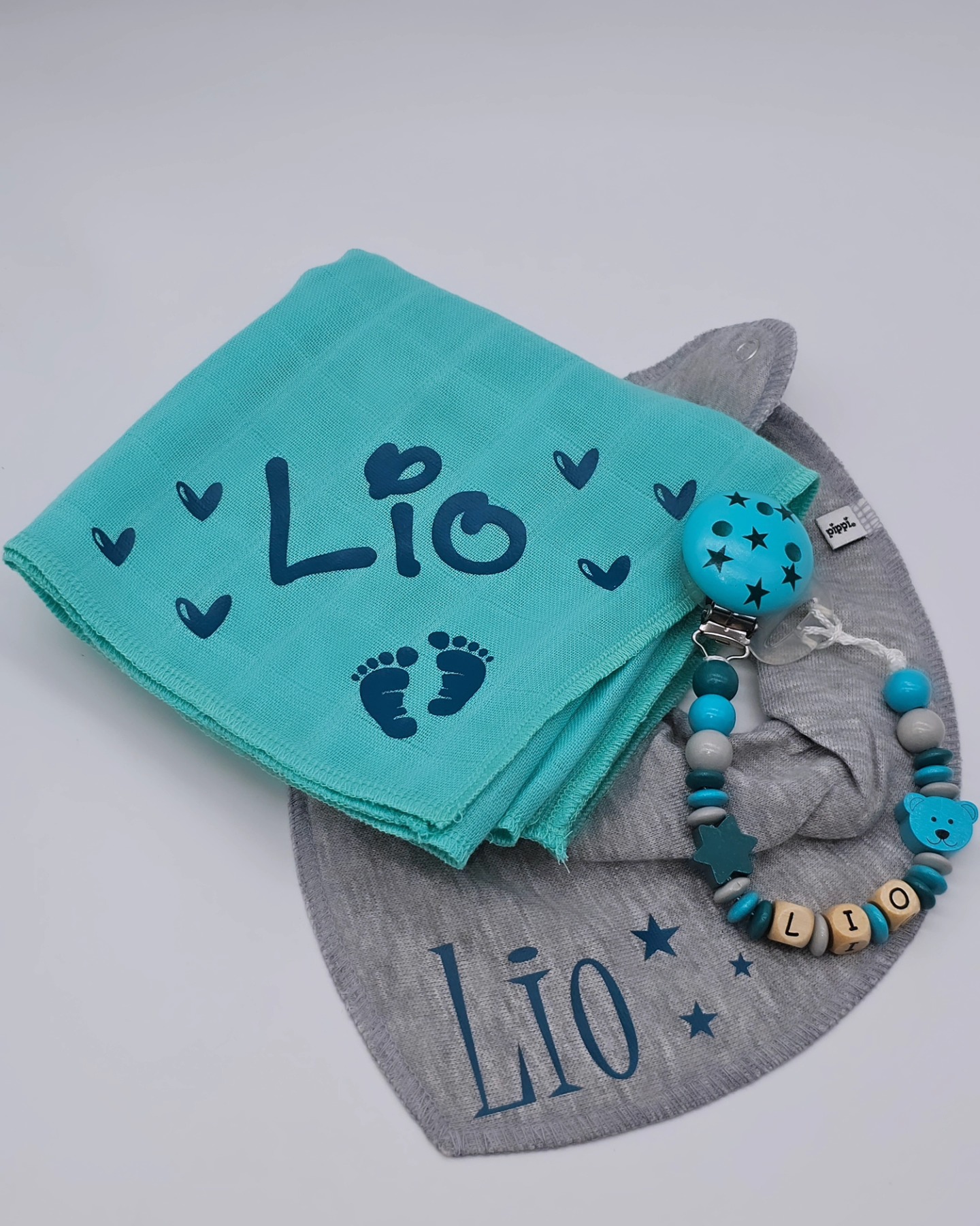 🩵🩶Willkommens-Set für Lio 🩶🩵
#selinasbabygeschenke #mettendorf #thurgau #frauenfeld #nuschi #name #füsse #herz #türkis #pippi #dreieckstuch #personalisiert #sterne #nuggikette #holz #bär #geschenk #zur #geburt