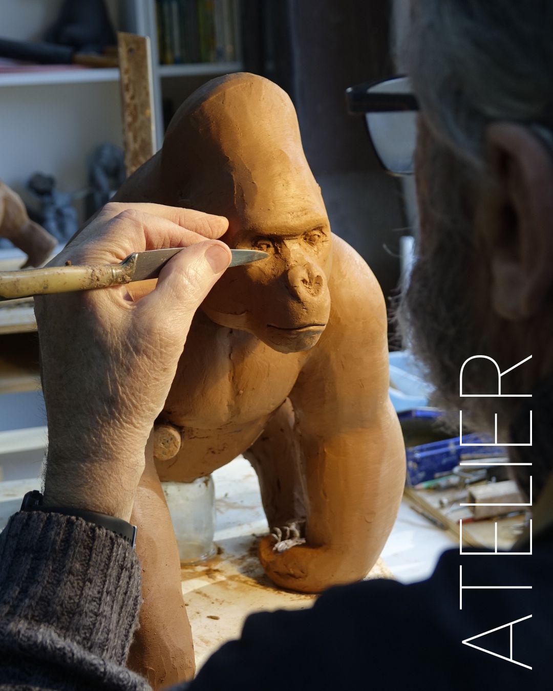 La sculpture demande patience et minutie. Chaque étape fait émerger un nouvel équilibre jusqu’à ce que l’animal prenne toute sa force.
#michelbassompierre #sculptureoftheday #decouverte #argile #contemporarysculpture #animalsculpture