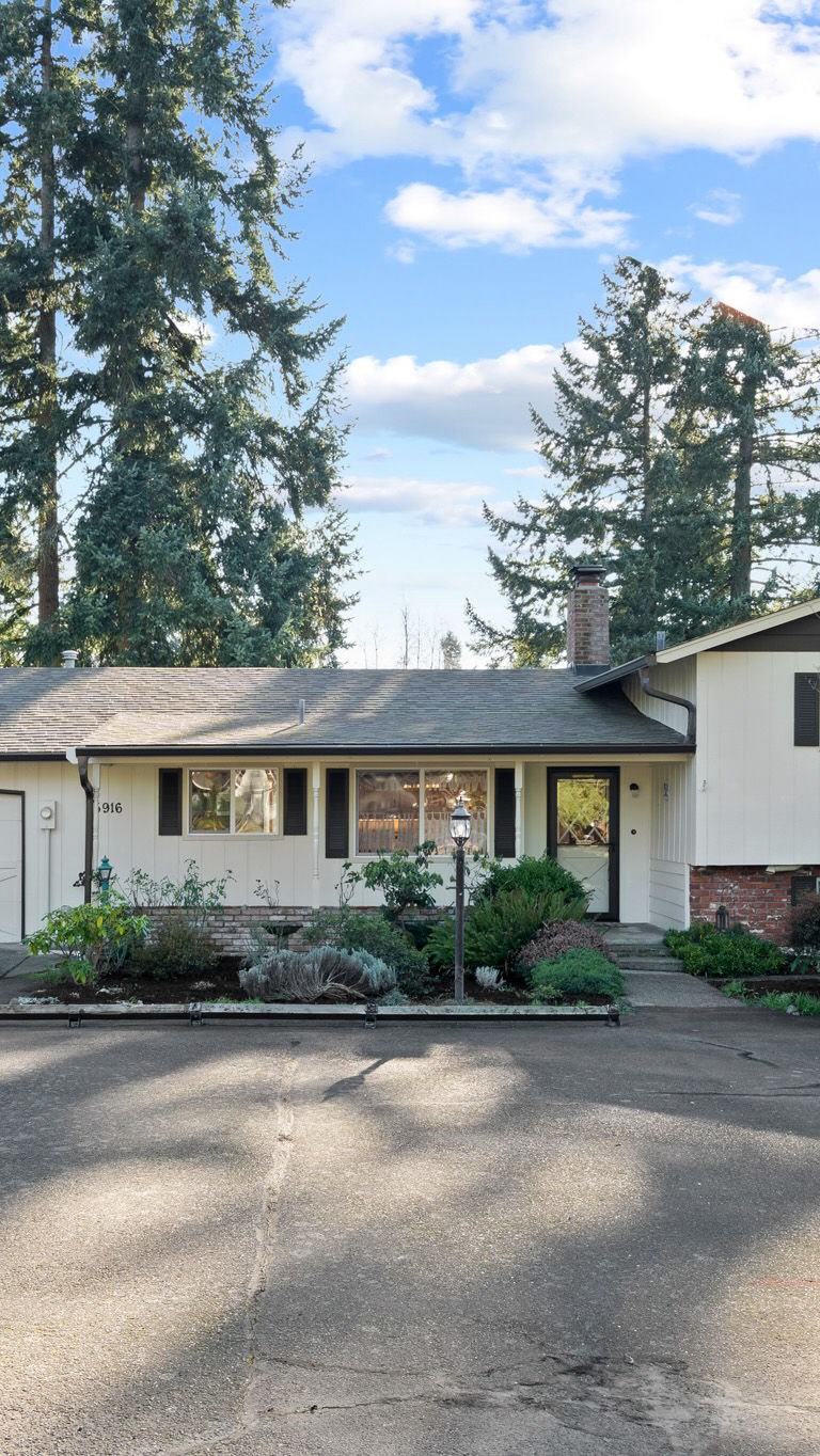 Over half an acre in Oregon City š²
This 4-bed, 2-bath home delivers space, comfort, and serious versatility. Fresh interior paint, brand-new carpet, an updated kitchen with granite counters, and two cozy fireplaces make it move-in ready.
The real showstopper? A massive 24ā x 48ā shop with a 12ā door, 220V power, separate electrical service, and room for all your toysāRV, boat, or both. Plus a 2-year home warranty for peace of mind.
Space to live. Room to create.
DM for details.