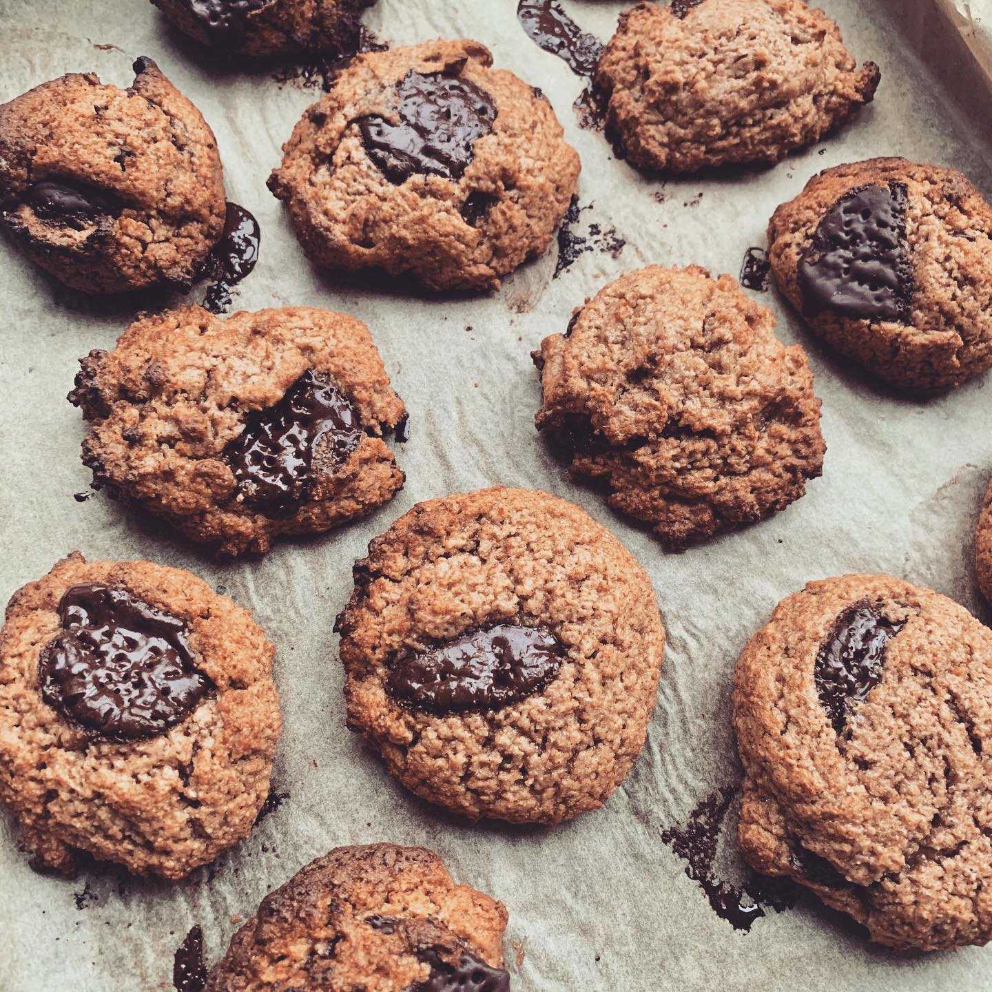 Choco Chips Almond Cookies 🍪
I am sharing the perfect recipe if you’re looking for a quick delicious treat
👉 Sugar free
👉 Gluten free
👉 Vegan
👉 5 mins prep time, 10 mins cooking time
📝 Ingredients:
80g ground almonds
50g brown rice flour
2tsp baking powder
100ml plant base millk
140g almond butter (@yumellofoods butters are insanely delicious)
2/4 cup xylitol
Generous handful of 100% cacao chips (I use @superfoodieseu cacao liquor)
🧑🍳 Method:
Mix all ingredients with your hands.
Create about 12 cookies (the dough will be sticky 🙃)
Place the cookies on a baking tray and press them down a bit so they slightly expand.
Cook for 10 mins at 200C
💡 You can adjust the recipe based on your ingredients availability or diet requirements! I have only tried to bake them with ground almonds, rice flour and spelt, but you can experiment with any flour. The same for almond butter, why not trying peanut or walnut or any other seed butters as tahini, sunflower or pumpkin?
Perfect for you and your kids 🌺
#cookies #cookiedough #cacao #veganfoodshare #veganrecipeideas #deliciousfood #sugarfree #glutenfreefood #glutenfreerecipes #vegetarianrecipes #bakingfromscratch #naturalfood #lowcarb #lowgidiet #homemade #nutritionist #nutrition #nourishyourself #nature #simplepleasures #foodphotography #foodismedicine #foodlover #balancedlifestyle #lifestylechange #natureknowsbest #norefinedsugar #antiinflammatorydiet #knowyourbody #kidsfoodideas