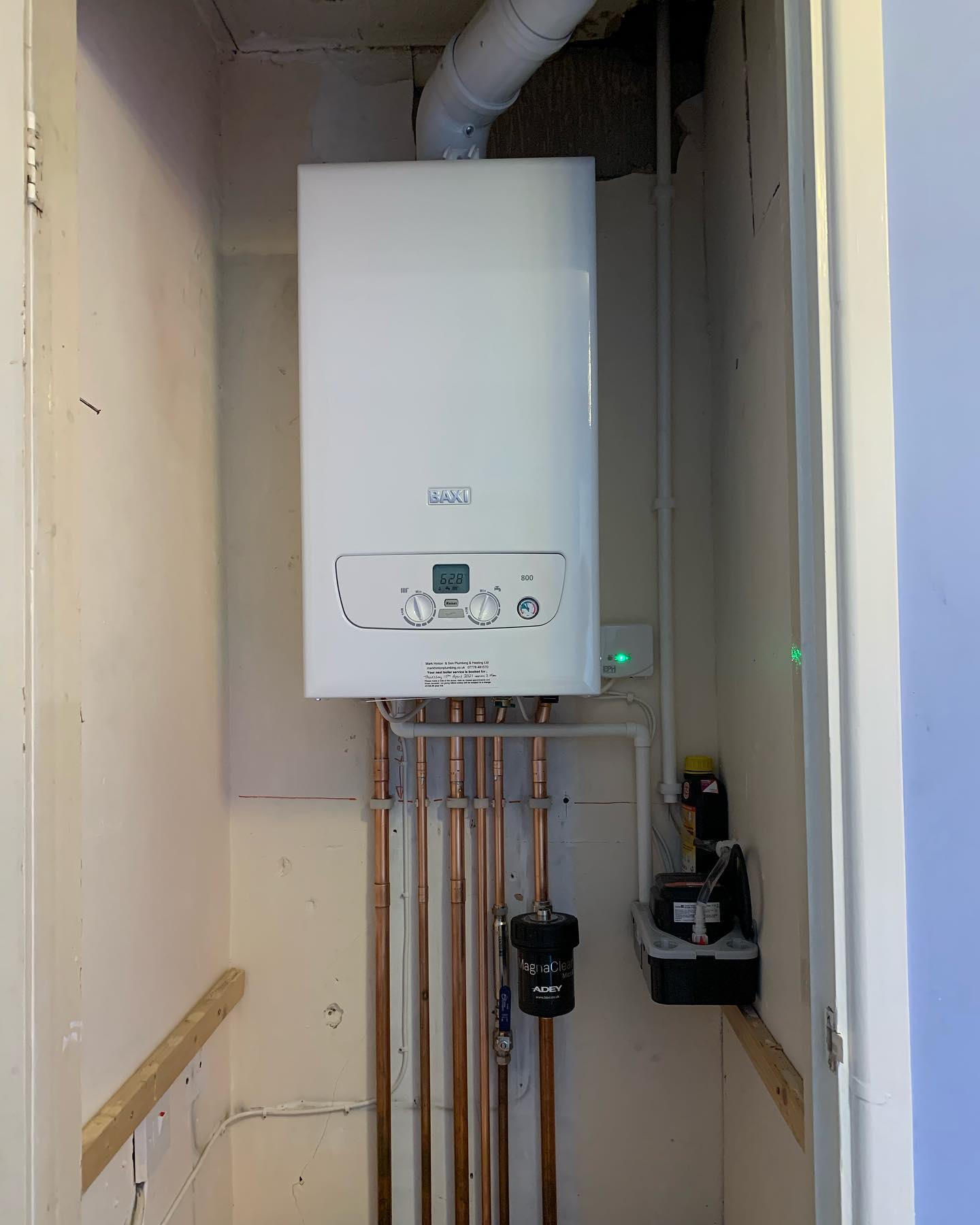 New baxi 830 combi boiler, vertical flue, magnaclean pro2 mini @baxiboilers .
.
.
.
#baxiboilers #baxi #heating #boilers #heatingengineer #heatingbristol #copper #plumbing #plumbinglife #plumbinglife👷 #heatingsystem #centralheating #combiboiler #combiboilers