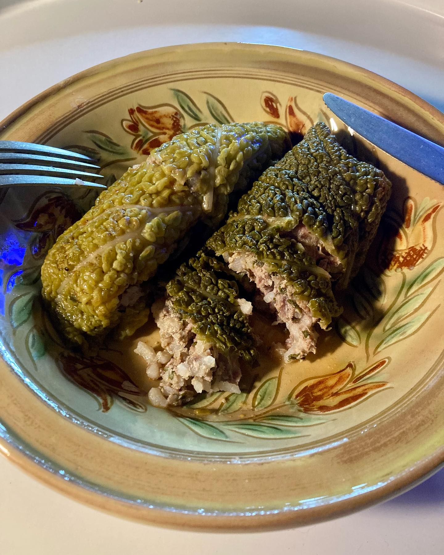 Feuilles de choux farcies au riz et à la viande!
J’en fais quoi de ce beau chou vert que je viens de vous dessiner?
Envie de farcir ses feuilles individuellement, avec du riz et de la viande, à la façon des « sarmas » turques!
Pour 6 personnes: 1 chou vert (soit 12 feuilles), 200g de viande hachée de bœuf, 250g de farce de porc; 1/2,bouquet de persil, 3 gousses d’ail hachées, 1 c.à soupe de cumin en poudre, 1 œuf, 1 cube de bouillon de légumes, 3 c.à soupe de concentré de tomate, sel, poivre.
Porter 1 litre d’eau à ébullition. Laver le chou, retirer 12 feuilles, garder le coeur pour une autre recette.
Les plonger 10mn dans l’eau bouillante.
Les égoutter, leur retirer la tige centrale, les mettre à plat sur un torchon propre.
Cuire dans l’eau bouillante le riz juste 10mn, l’égoutter.
Dans un grand bol, mélanger la farce avec l’ail haché, le persil ciselé, le riz, le cumin et l’œuf. Saler, poivrer.
Rouler la farce entre les mains pour en faire de petites quenelles, les poser sur les feuilles de choux et en faire de petits rouleaux.
Poser ces petits farcis bien serrés dans une poêle, avec 2 c.à soupe d’huile d’olive.
Faire chauffer 1/2 litre d’eau avec le bouillon cube et le concentré de tomates, le verser sur les choux.
Couvrir la poêle et laisser mijoter 50mn à petit feu.
A servir tiède, seul ou avec du yaourt grec, juste aromatisé avec du Zaatar et un peu d’huile d’olive!
NB: Pour une recette plus onctueuse, possible aussi de faire cuire ces feuilles de choux farcies sur un lit de sauce tomate maison!
#choux #chou #choufarci #feuillesdechouxfarcies #farce #legumesfarcis #farcis #farcerizviande #cumin #sarma #sarması #recetteturque #madreperlamtc