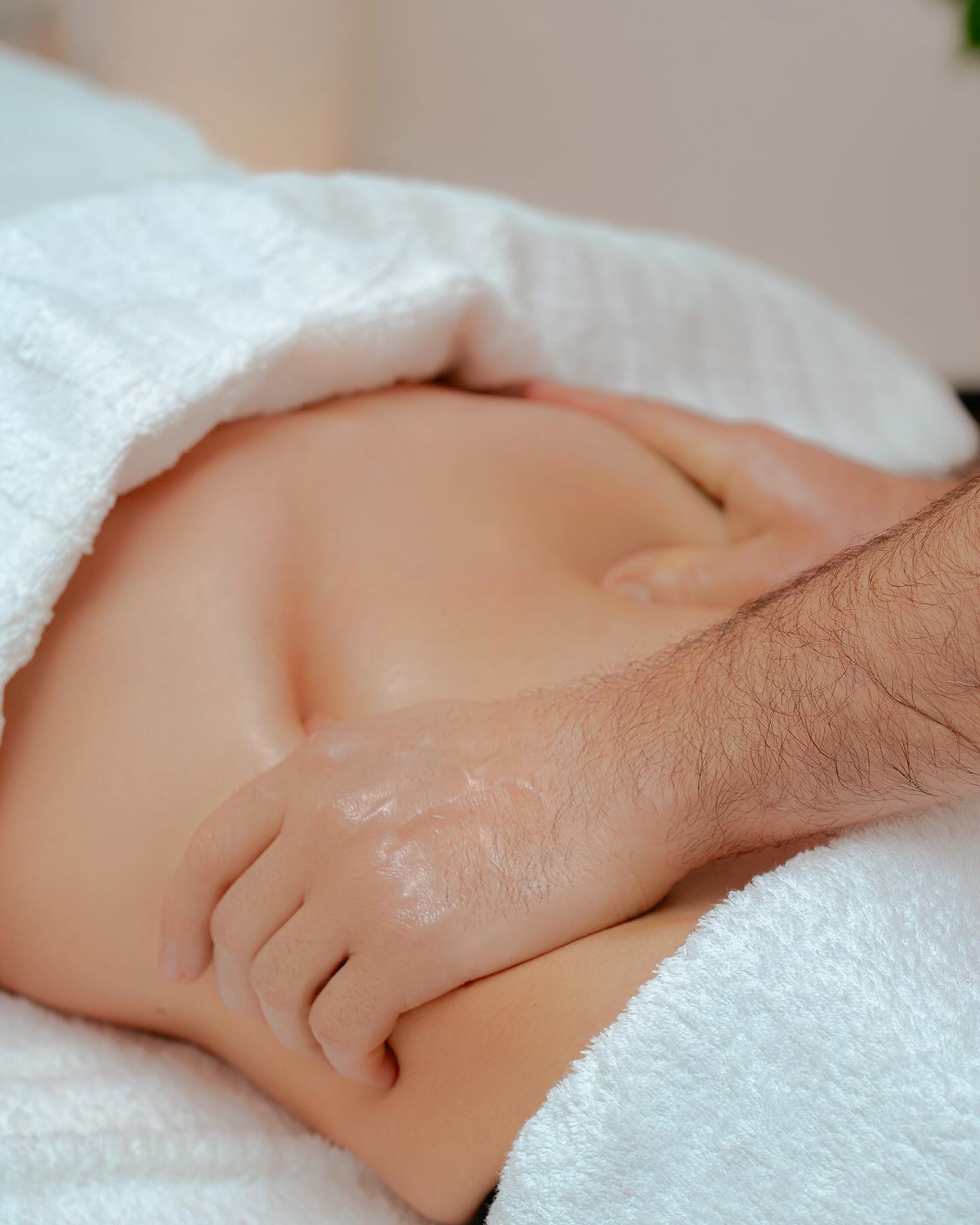 🌿 Découvrez le bien-être profond avec le massage viscéral ! 🌿
Saviez-vous que notre ventre est le centre de nombreuses émotions et tensions accumulées ? Le massage viscéral est une expérience sensorielle qui libère ces tensions, favorisant une détente totale du corps et de l’esprit.
✨ Quels sont les bienfaits du massage viscéral ?
1️⃣ Soulagement du stress : Libérez les tensions accumulées dans votre ventre et ressentez un soulagement immédiat du stress.
2️⃣ Amélioration de la digestion : Stimulez votre système digestif pour une meilleure assimilation des nutriments et un ventre apaisé.
3️⃣ Équilibre émotionnel : Le massage viscéral libère les émotions bloquées, favorisant un équilibre émotionnel et une sensation de légèreté.
🌈 Offrez-vous une pause bien-être et plongez dans l’expérience apaisante du massage viscéral. Votre corps vous en remerciera ! 💆♀️💆♂️
#MassageViscéral #BienÊtre #DétenteProfonde #SantéHolistique #Relaxation #ÉquilibreEmotionnel #vivre mieux