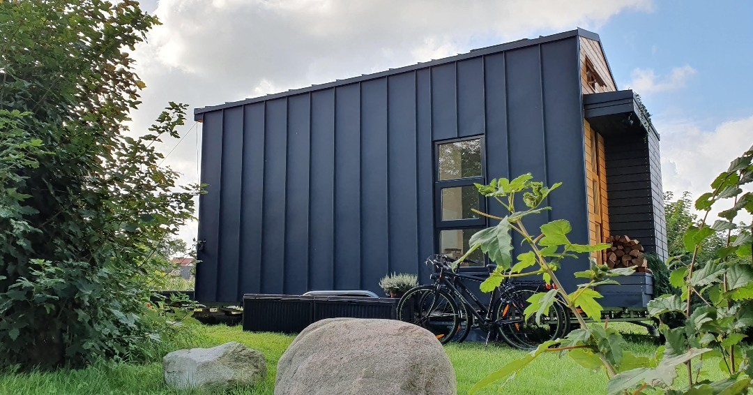 Der Frühling steht vor der Tür und wir hoffen bald endlich die Luken wieder für unsere Gäste öffnen zu dürfen. -
#tinyescapehamburg #tinyescape #escapehamburg #naturerlebnis #reisenindeutschland #travelgermany #weroamgermany #minimalism #rückzug #zufluchtsort #trip #weekendtrip #tinyhouserentals #tinyhouserental #tinyhousebuild #tinyhouseairbnb #airbnbhomes #airbnbcabin #tinycabin #cabinstay #cabinrentals #glampinghub #tinyhouseonwheels #adventurehomes #sternenhimmel #loftbed #himmelbett #sleepoutside #adventure