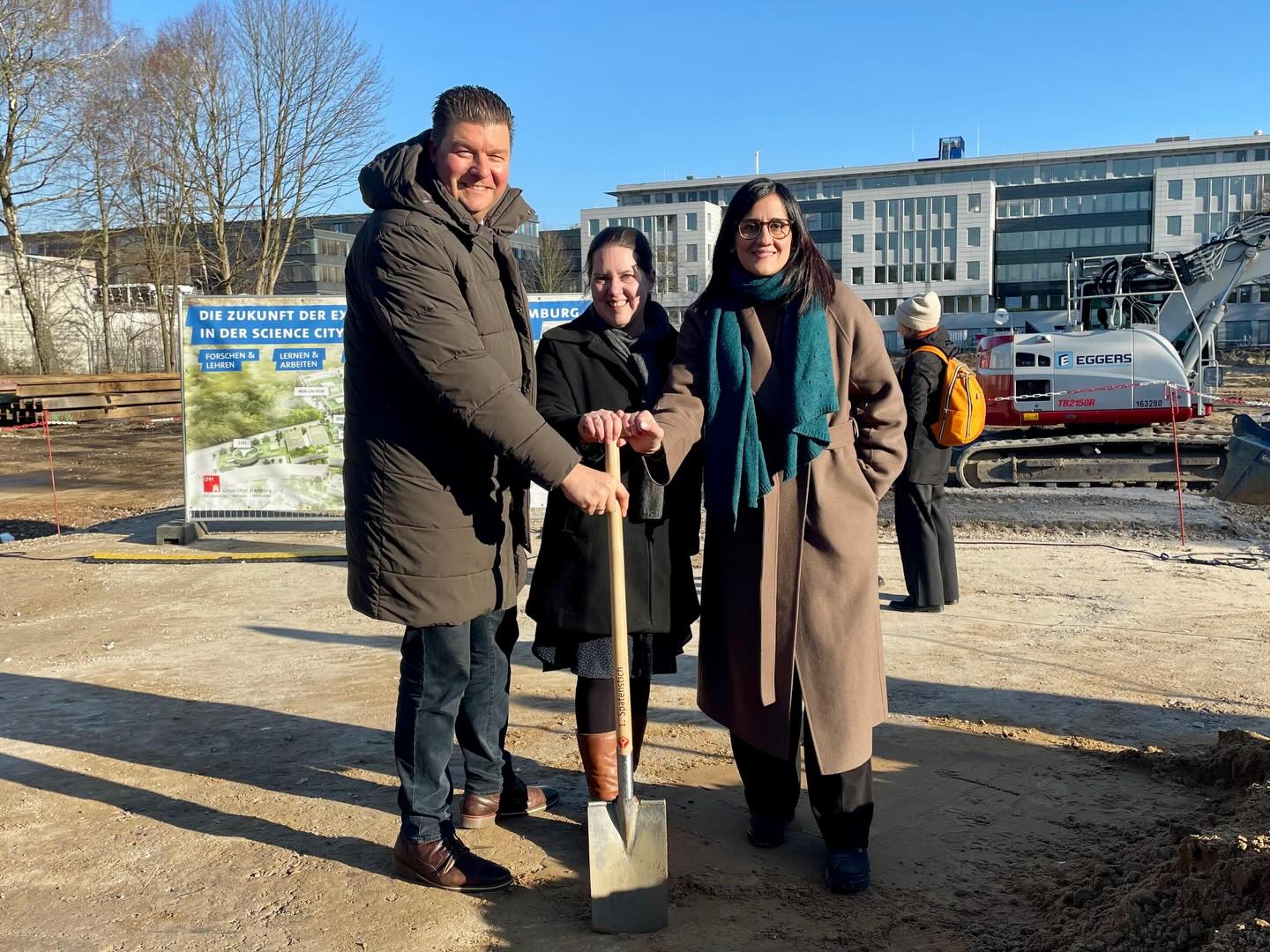 🎓 Meilenstein für die Wissenschaft 🎓: Heute fiel der Startschuss für das Hamburg Fundamental Interactions Laboratory (HAFUN) in der Science City Bahrenfeld und mit dabei waren unter anderem Wissenschaftssenatorin Maryam Blumenthal und Finanzsenator
Andreas Dressel sowie der Präsident der Universität Hamburg Hauke Heekeren. Das Besondere an diesem 247-Millionen-Euro-Projekt: Das Gebäude ist nicht nur eine Arbeitsstätte für rund 200 Forschende des Exzellenzclusters Quantum Universe, sondern wird durch hochsensible Sensoren und ein neun Meter hohes Pendel selbst zum Messinstrument. Von Dunkler Materie bis hin zu Gravitationswellen – hier wird ab Ende 2029 die Zukunft der Teilchenphysik und Kosmologie geschrieben. Dank der transparenten Architektur und einem öffentlichen Observatorium auf der Dachterrasse wird Spitzenforschung in Hamburg für alle sichtbarer als je zuvor. Und vielleicht schafft dieser grossartige Bau auch den Rahmen für Forschung, die mit einem Nobelpreis ausgezeichnet wird. Das zumindest ist die Hoffnung von Prof. Dr. Erika Garutti, die alle Besucher:innen heute bereits mit ihrer Begeisterung für das HAFUN angesteckt hat.
#ScienceCity #Hamburg #HAFUN #Physik #Innovation