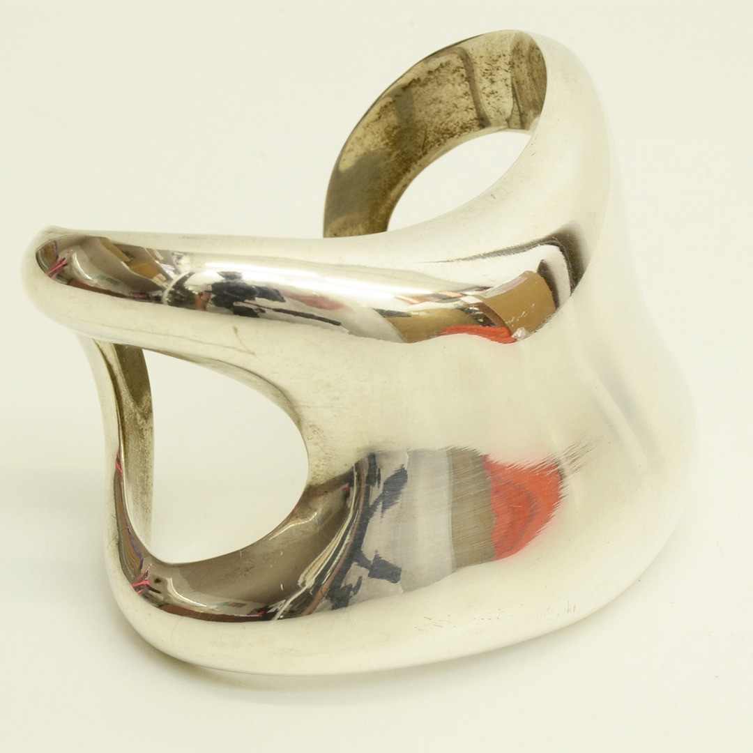 If you know Tiffany & Co. you probably know Elsa Peretti. If you don't, you should.
#designer #fashion #authentic #secondhand #secondhandfashion #tiffany #tiffanyandco #elsaperetti #sterlingsilver #silver #cuff #bracelet #jewelry #bangle #accessory