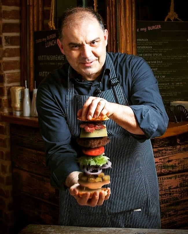 Was? Acht Gewinner? Jaaa! Folge uns auf Instagram, (follow us on Instagram) 🔁teile diesen Post in deiner Story für 24 Stunden und markiere 3 deiner Freunde. Post this post in your story for 24 hours and tag 3 of your friends under the post) 🏷 Jeder Gewinner hat die Chance auf 20 Euro die man bei Taste my Burger einloesen kann. Die Gewinner werden am 8. August bekannt gegeben, also nicht verpassen. ( we will have 8 winners for 20 euro each and will announce the winner by August 8th)🎁 💶