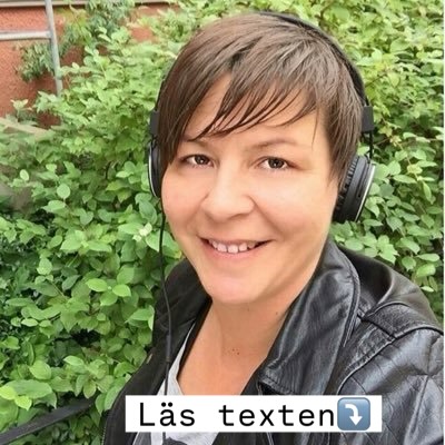 Jag var 33 år när jag fick mitt första uppvaknande. Det kom inte som ljus eller eufori, som jag hade föreställt mig. Det kom som en omskakning genom hela kroppen, en tyst storm som sa: ”du kan inte fortsätta som förut.” Min värld, som jag byggt så noggrant av masker, prestationer och illusioner, började falla.
Uppvaknande är inte att bli mer än människa. Det är att sluta fly från att vara människa. Det är när kroppen inte längre kan bära lögnen du levt i, när själen säger: nu räcker det. Och plötsligt ser du: de historier du berättat om dig själv, om världen, om kärlek och värde… de är inte dina. De har burit dig, men de kan inte längre bära dig.
Många vaknar i huvudet, i idéer och visioner. Få vaknar i kroppen. Och det är där allt avgörs. För ett uppvaknande utan kropp blir bara andlig flykt och kontroll förklädd till kärlek, ljus utan rötter.
Ett uppvaknande som går genom kroppen gör dig ödmjuk, ansvarstagande, mänsklig, sann.
Uppvaknande är inte att lämna världen. Det är att äntligen vara här utan masker. Och om det tar tid, om det skakar om dig, om det gör att murar vittrar sönder och masker faller av … då är du på riktigt. Då är du inte fel. Då är du hemma.❤️
Du behövs och du är så väldigt viktig🦋
När hjärtat känns tungt.
Andas, släpp.
Andas, släpp.
Andas in,håll andan så länge du behöver, släpp
Andas in liv, landa i kroppen.
Stanna där en stund. Vill du gå. Sitt en minut extra.🧡
Kärlek till dig❤️