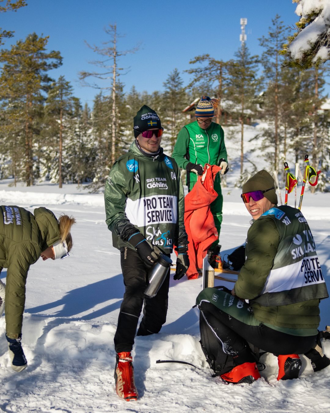 Nu när det är paus från dom stora tävlingarna vill vi passa på att lyfta fram dom som sällan syns i bild. Dom får sällan dom stora rubrikerna. Men deras arbete är otroligt viktigt!
Vi vill med det här inlägget hylla dom som gör arbetet i det tysta🛠️
@gohlins @klubbenbygohlins @eabdethaller @hangonab @thule @hestragloves @hestrainredningarab @garoplatprodukter @garosverige @isabergstoppen @axelent_sverige @everbrandswedenab @ehconnector @eleikosport @gnosjoror @gnosjoandan @visitgnosjo @atomicnordic @leki.nordic @umarasports @aerollerskis @firmakjsa @wilsoncyclingab