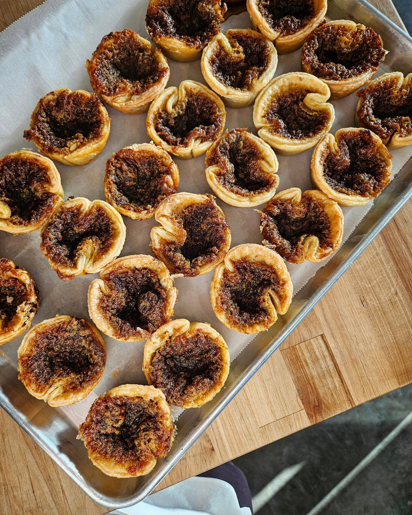 I don't always make these, but when I do, I usually eat one before counting them all and then find out I'm 1 short and have to make ANOTHER batch! BUTTERTARTS FOR BREAKFAST! HAPPY FRIDAY!
#baking #redhenartisanale #buttertart #buttertarttrail #greycounty #breadclub #maker #baker #treats #pastrychef #visitgrey