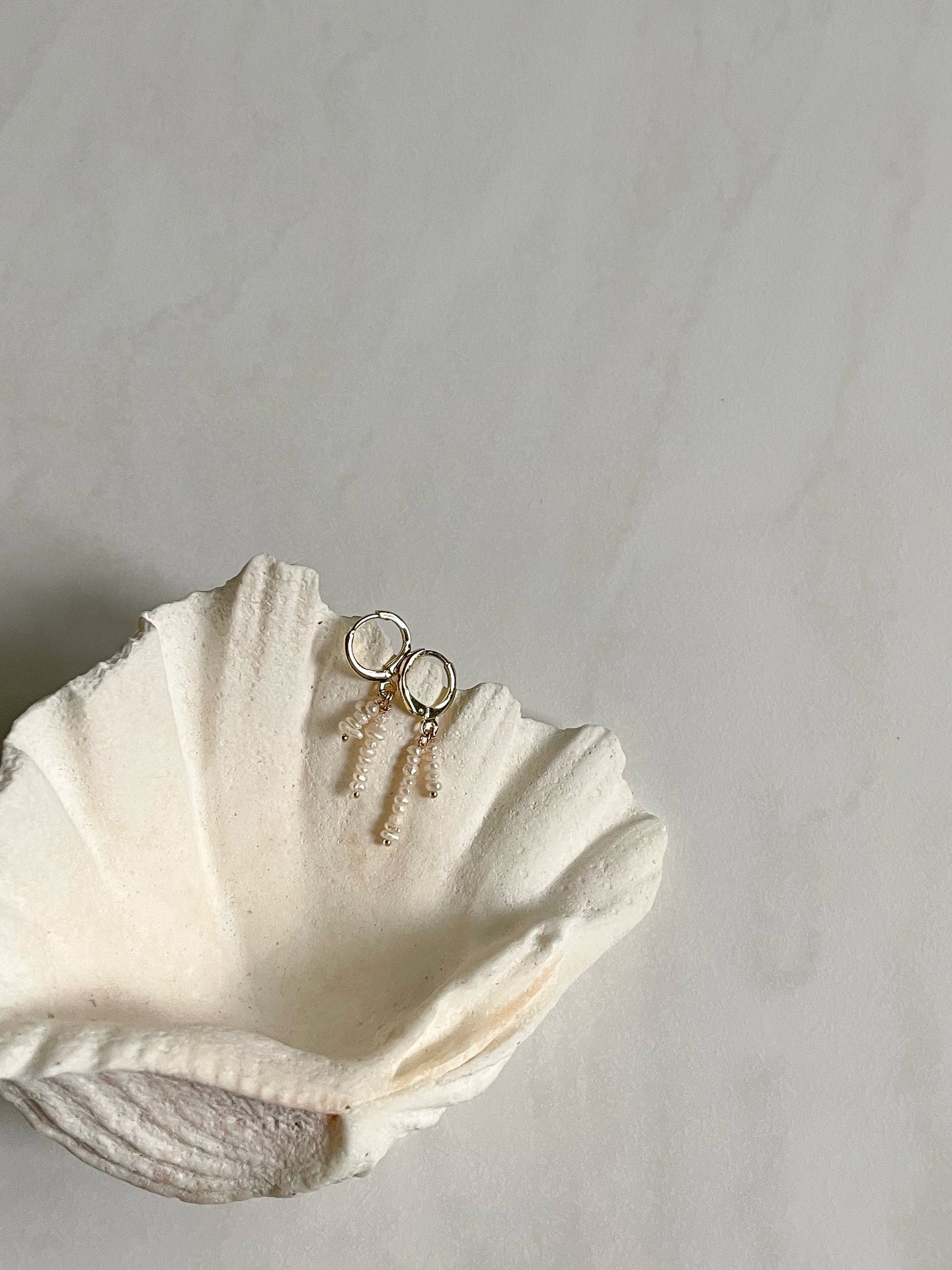 HORIZON. 🐚🦪🤍
𝗡𝗮𝗺𝗲 𝗺𝗲𝗮𝗻𝗶𝗻𝗴: Horizon represents the widening of perspective that comes with healing. The vertical lines of pearls and crystals mimic a path stretching toward something new.
•
𝗕𝗲𝗰𝗼𝗺𝗶𝗻𝗴 𝗟𝗶𝗴𝗵𝘁 𝘊𝘰𝘭𝘭𝘦𝘤𝘵𝘪𝘰𝘯 was born in the quiet moments after everything fell apart. In the aftermath of heartbreak, grief, and letting go, I found myself standing inside a version of my life I barely recognized. In the quiet that followed, I met myself again — slowly, gently, honestly. This collection is the story of that growth. Of learning to breathe again. Of choosing softness without surrendering strength, and choosing myself without apology. Of letting the light back in one small moment at a time. Each piece is designed to carry the energy of lightness, not as something fragile, but as something powerful — the kind of light you grow into after walking through the dark. Pearls represent emotional healing and truth. They carry the memory of every tear that became wisdom. Crystals hold clarity and new beginnings. Gold and silver together symbolize balance: the merging of who you were with who you are becoming. May these pieces remind you that you are allowed to outgrow your past, to rise from what hurt you, and to shine in ways you never have before. You are stepping into the new year as the highest, most loving version of yourself, choosing peace over chaos, softness over fear, and self-belief over doubt. You are not just healing. 𝗬𝗼𝘂 𝗮𝗿𝗲 𝗕𝗲𝗰𝗼𝗺𝗶𝗻𝗴 𝗟𝗶𝗴𝗵𝘁.