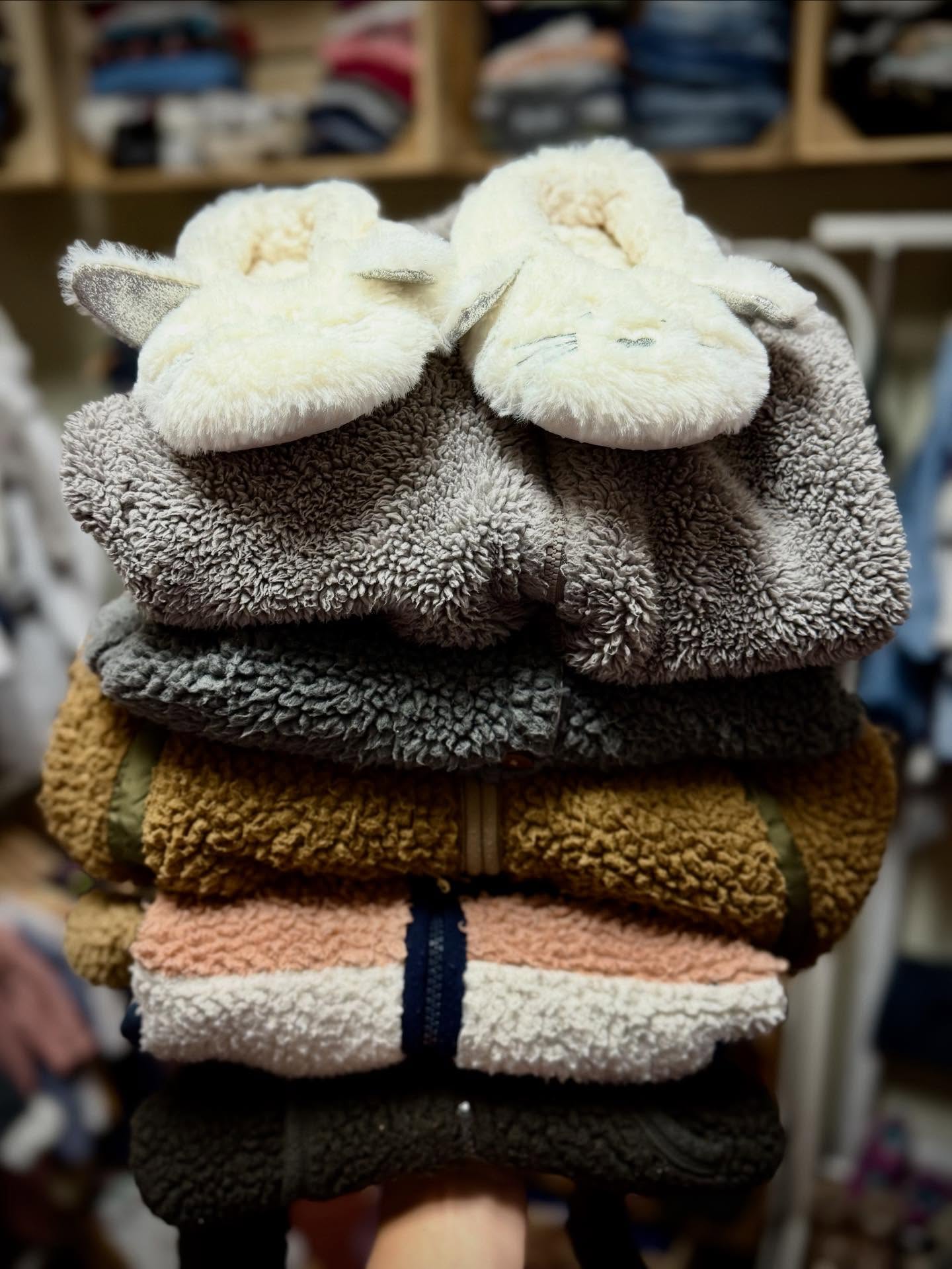 Kuschelzeit ist noch nicht vorbei! Deine nächste Chance eines unerer gemütlichen, warmen Wintersachen zu ergattern ist am Freitag von 13h bis 15h! Wir freuen uns auf dich🧸❄️
.
.
.
#winter #kuschelzeit #kinderkleider #secondhand