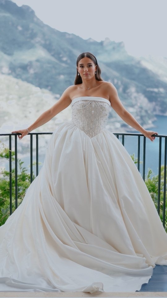 A glamorous destination wedding in Ravello, set in the breathtaking Villa Eva ✨
Every moment flawlessly planned, every detail a tribute to timeless elegance and refined luxury.
From the sweeping Amalfi Coast views to the perfectly curated design, this celebration was pure sophistication—where dreams met perfection. ✨🤍
.
Wedding planner: @ido_initaly
Video @gioderosavideographer
Photographer: @garvana_ph
Venue: @villaevaravello
Flowers @staraceflorist
Beauty @beautylivery
Dj @weddingdeejay
Rental @weddingchairsandco
Celebrant @amalficoast_italy_celebrant_mc
See more works⬇️
https://www.gioderosavideographer.com/
.
.
#weddingfilm #wedding #weddingvideo #amalficoastwedding2025 #amalficoastwedding2025 #wedding2025 #weddingbride2026 #wedding2026 #weddingvideo2026