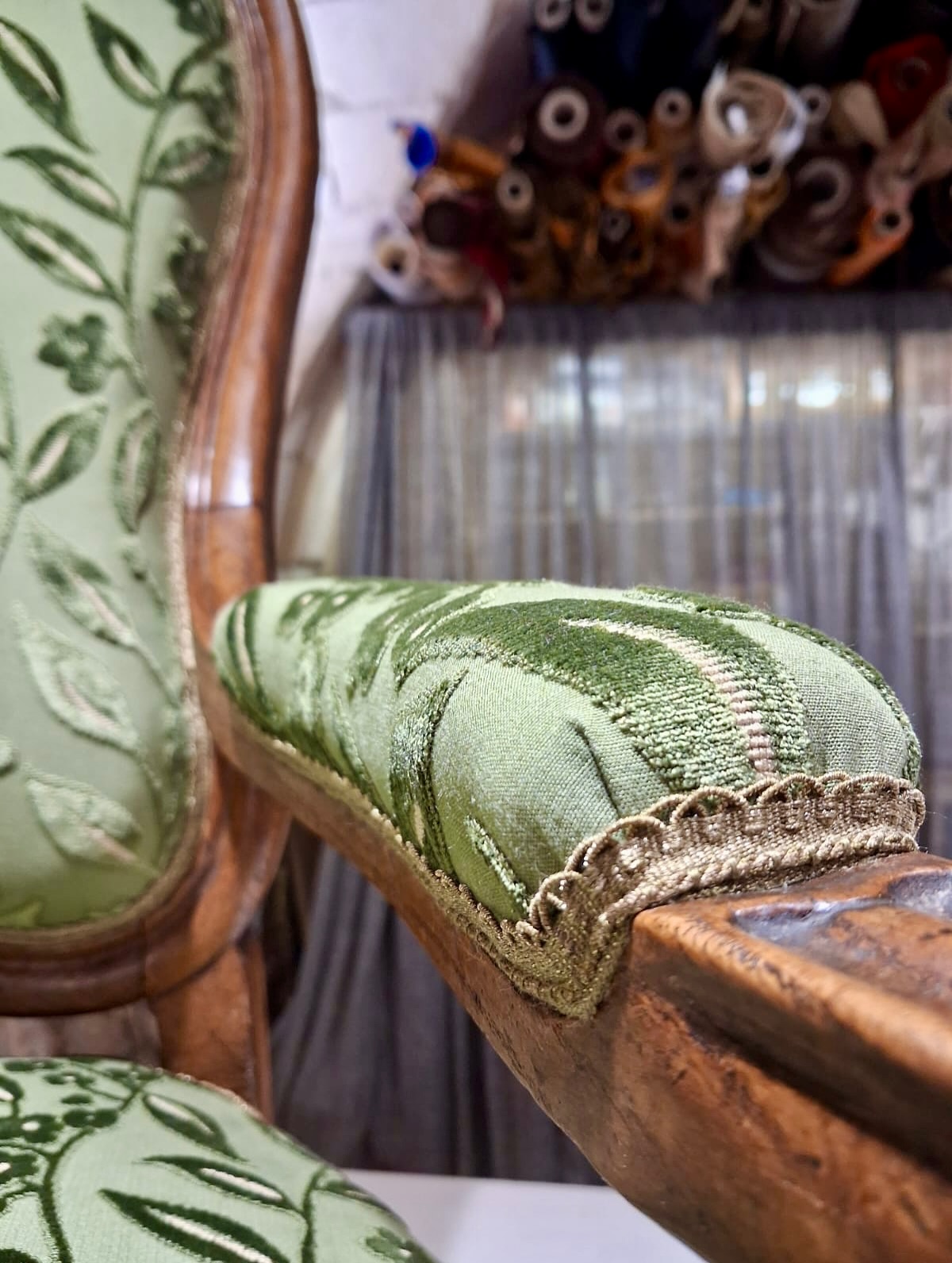 Quel style !
Nous avons recouvert ce Fauteuil Voltaire avec un tissu à motif floral en velours vert amande.
Finition Crête Annecy @passementeries_idf couleur vieil or.
Vous avez vous aussi un fauteuil Voltaire chez vous ?
N’hésitez pas à nous contacter pour vous conseiller sur le choix des couleurs, des tissus et des finitions ❤️💙💜🖤💛💚🧡
