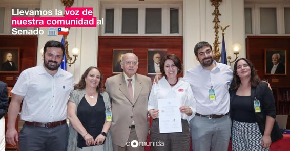 La voz de las comunidades llega al Senado 🏛️📢
Ayer vivimos un hito fundamental para nuestra Fundación. Tuvimos el honor de participar en el conversatorio organizado por el @senadochile como parte de nuestra labor activa en la Mesa de Personas Mayores de la @comunidadorg 🤝✨
Para Fundación Comunida, estar en estos espacios no es solo un protocolo; es la oportunidad de llevar las historias de esfuerzo, cuidado y resiliencia de nuestros barrios de Puente Alto al centro de la discusión pública. 🏘️❤️
¿Qué destacamos de este encuentro?
🔹 La urgencia de políticas públicas que reconozcan el rol de las comunidades compasivas.
🔹 El derecho de las personas mayores a ser protagonistas de su propia participación ciudadana.
🔹 La necesidad de fortalecer las redes de apoyo para las familias cuidadoras.
Creemos firmemente que la salud pública y el bienestar social se construyen escuchando al territorio. Agradecemos a la Comunidad de Organizaciones Solidarias por permitirnos trabajar unidos para que envejecer en Chile sea, ante todo, un proceso digno y acompañado. 🩺🌸
#FundacionComunida #SenadoChile #PersonasMayores #IncidenciaPolitica #SociedadCivil #ComunidadCompasiva #EnvejecimientoDigno #PuenteAlto #OrganizacionesSolidarias