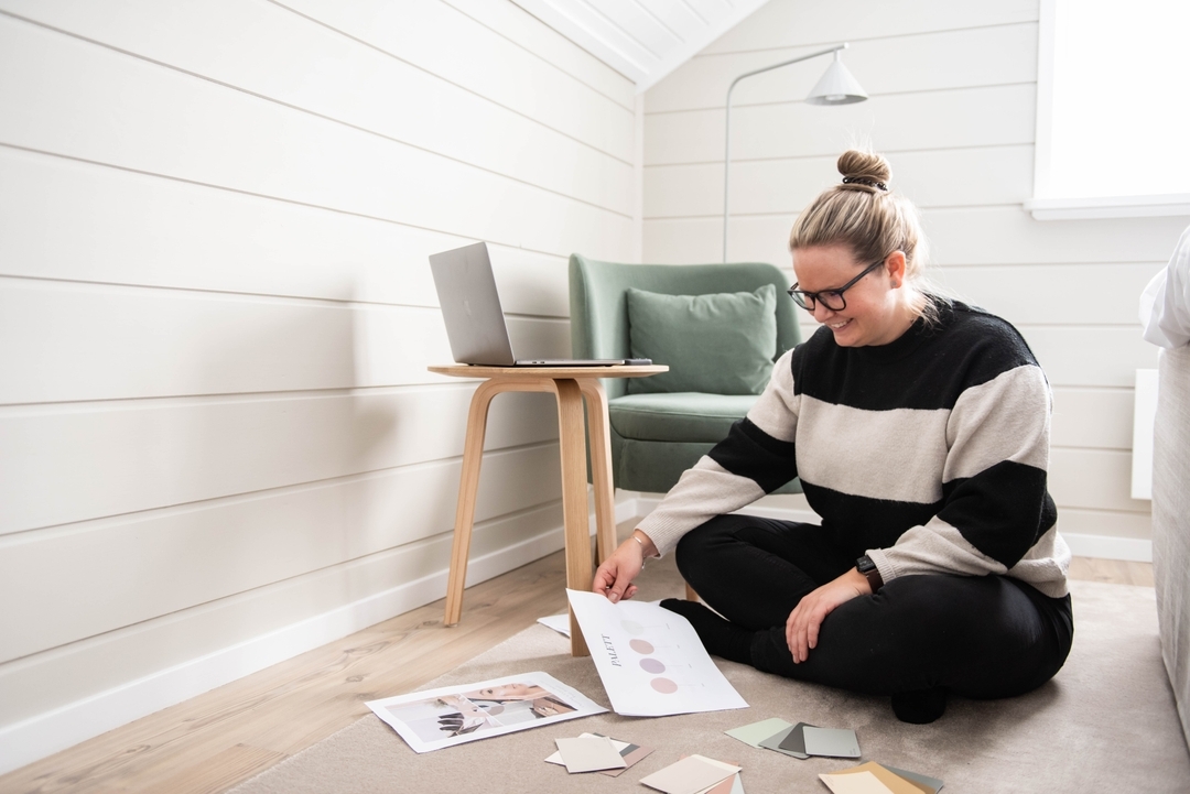 🌟 Nytt år, nya tag – och nya spännande mål att förverkliga 🌟
Det är något magiskt med ett nytt år. En känsla av att allt är möjligt och att det är dags att sätta sina drömmar i rullning! 🚀
För mig handlar 2025 inte bara om att jobba hårt, utan att jobba smart. Att våga stanna upp, reflektera och ta hjälp för att bli bättre – både som företagare och som människa. 💡
Förra året valde jag att satsa och investera stora pengar i coacher för att få hjälp i mitt företagande, få en tydlig riktning i vad jag vill och vart jag ska.
Det har fått mig att våga tänkta stort och våga satsa på mig själv.
Att våga investera i sig själv är en av de bästa beslut jag har tagit. För ibland behöver vi någon som hjälper oss att se det vi själva missar, någon som utmanar oss att tänka större och våga ta steget utanför komfortzonen. 💪
Jag tror att förra året var första året jag på riktigt, efter 8 år som egenföretagare kände att jag kan faktiskt det här. Jag är bra på det jag gör.
Så om du funderar på hur du ska ta dig vidare med dina mål – oavsett om det handlar om din karriär, ditt företag eller livet i stort – tveka inte att sträcka ut handen och söka stöd. Du förtjänar att växa och blomstra! 🌱✨
#egenföretagare #kvinnligföretagare #virtuellassistent #drivaeget #entreprenör #entreprenörskap