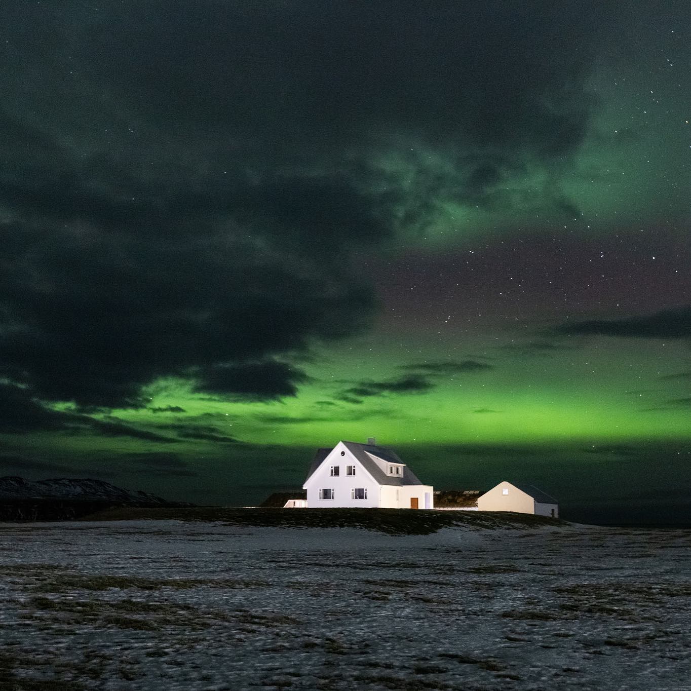 Best wishes for a happy, healthy and productive year 2022 to all the Baer artists, friends and followers near and far.
🌟🎉
This magnificent image of Baer and northern lights was captured by the Austrian photographer Nicole Heiling a few weeks ago.
www.baer.is