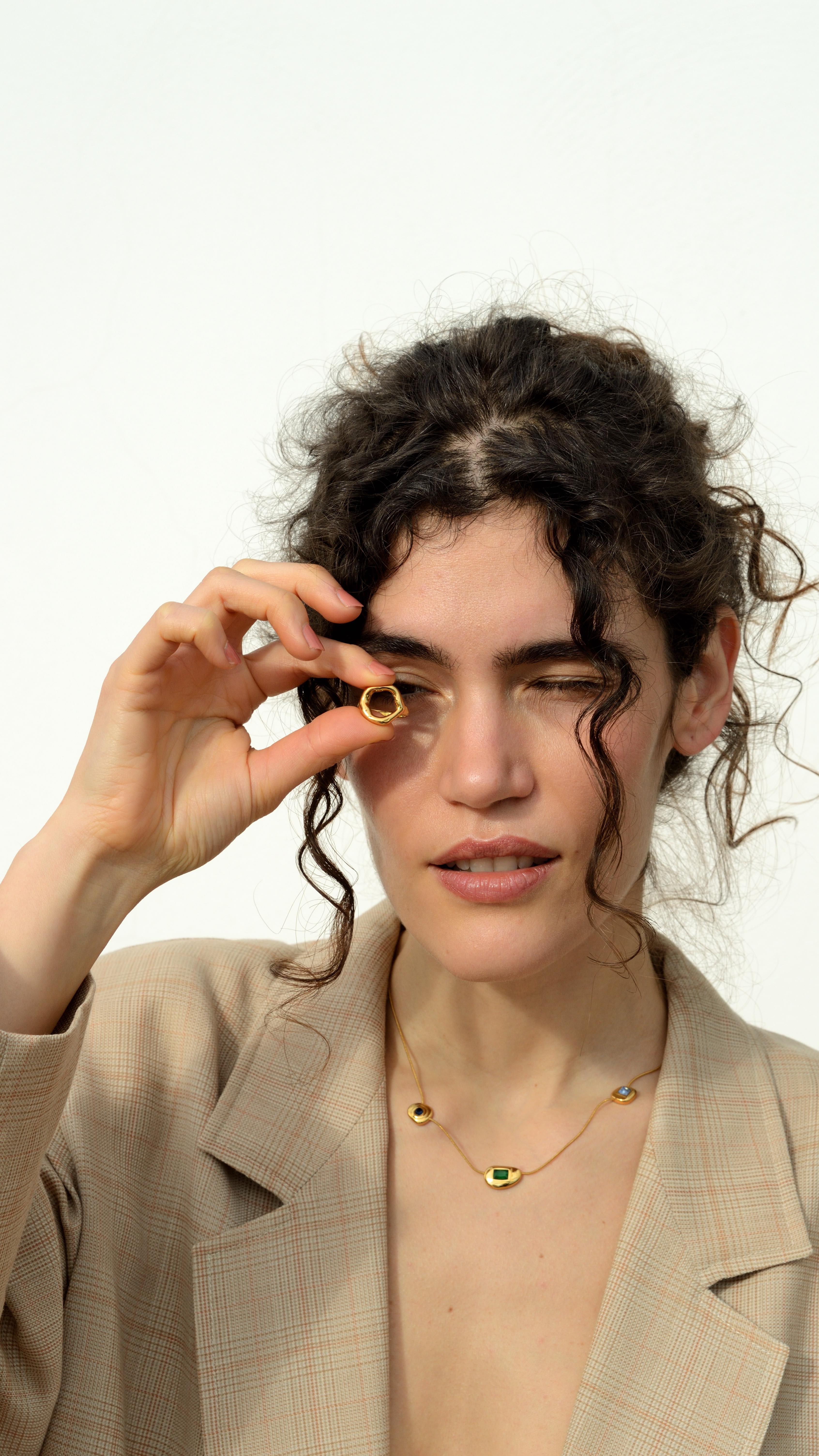 The Core Collection è il cuore di Casa Tabàna.
Gioielli essenziali e quotidiani, ispirati alla luce e ai ritmi lenti del Mediterraneo.
Scelti perché amati, pensati per restare nel tempo.